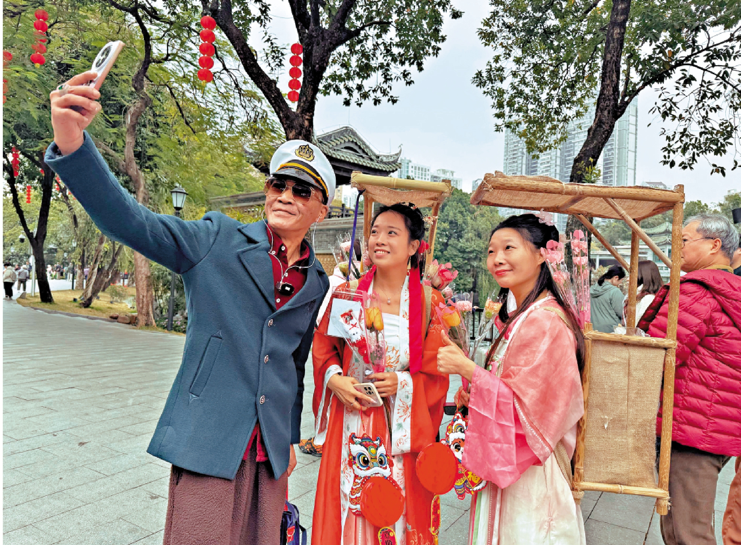 　　圖：在荔灣湖，遊客開心地主動與偶遇的賣花NPC合照。\大公報記者盧靜怡攝