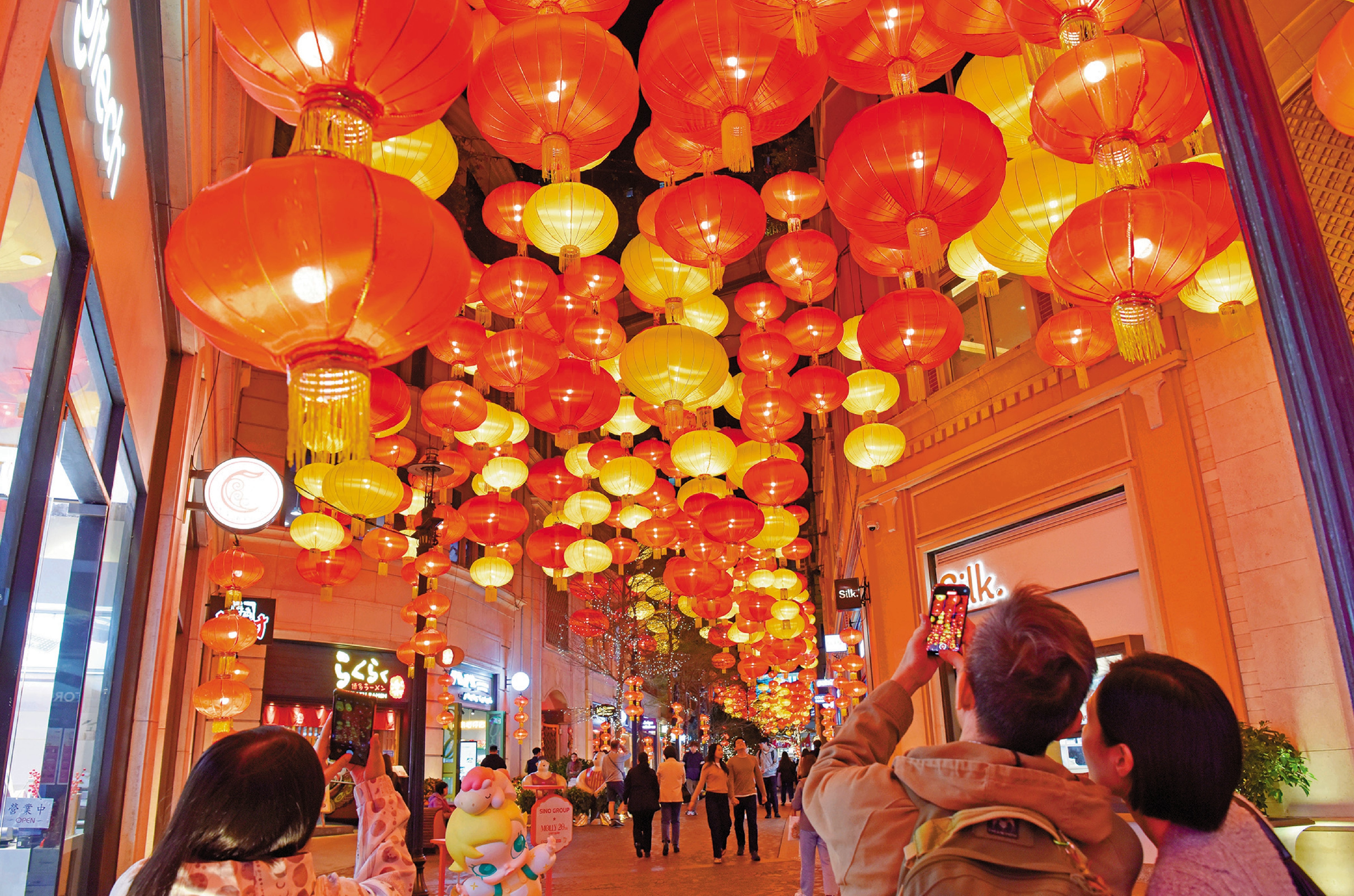 　　圖：春節臨近，香港利東街掛滿大紅燈籠，一派喜慶氣氛。\新華社