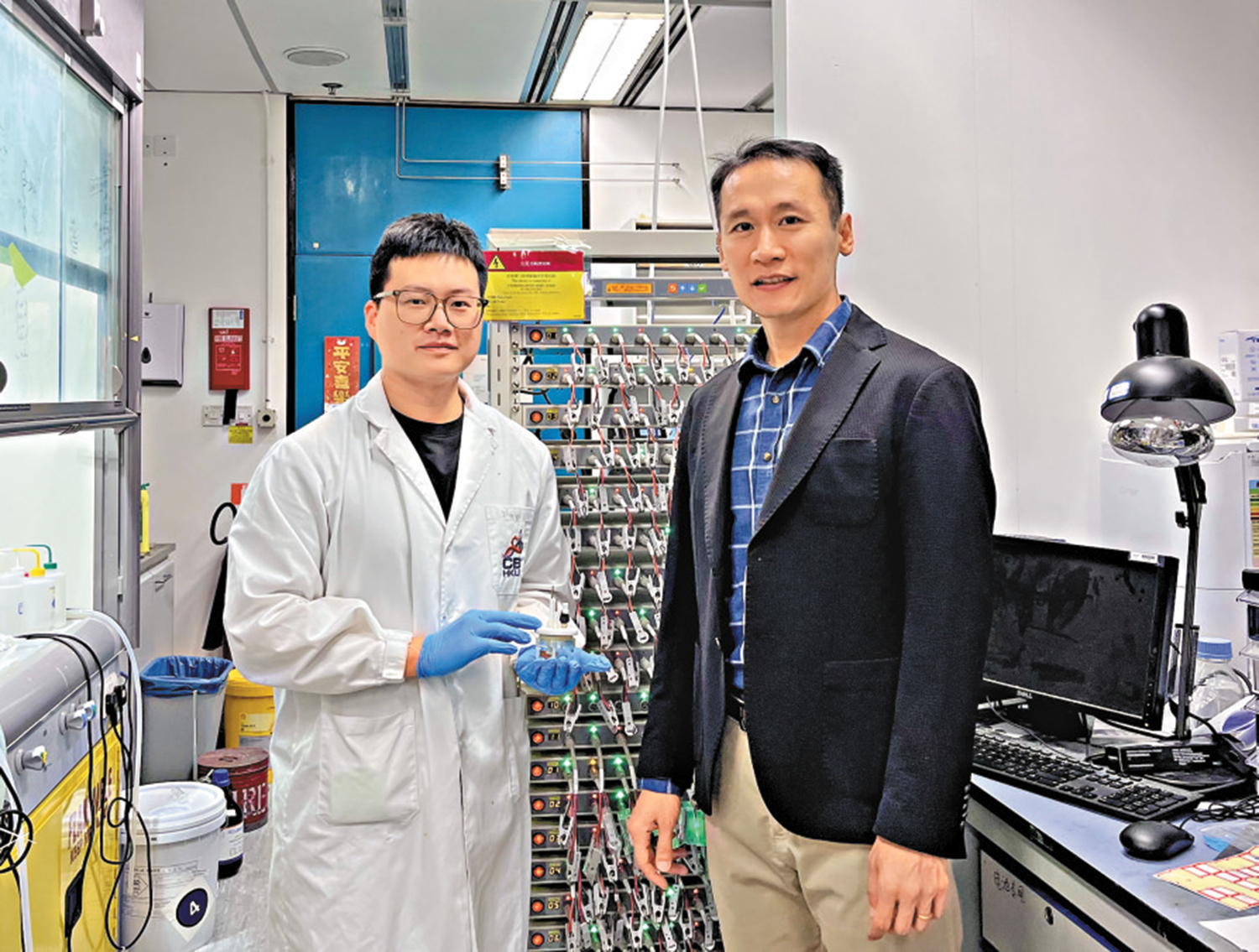 　　圖：科大化學及生物工程學系副教授金允燮（右）及其團隊在鈣離子電池技術領域取得重要突破，有望改變日常生活中的能源儲存方案。