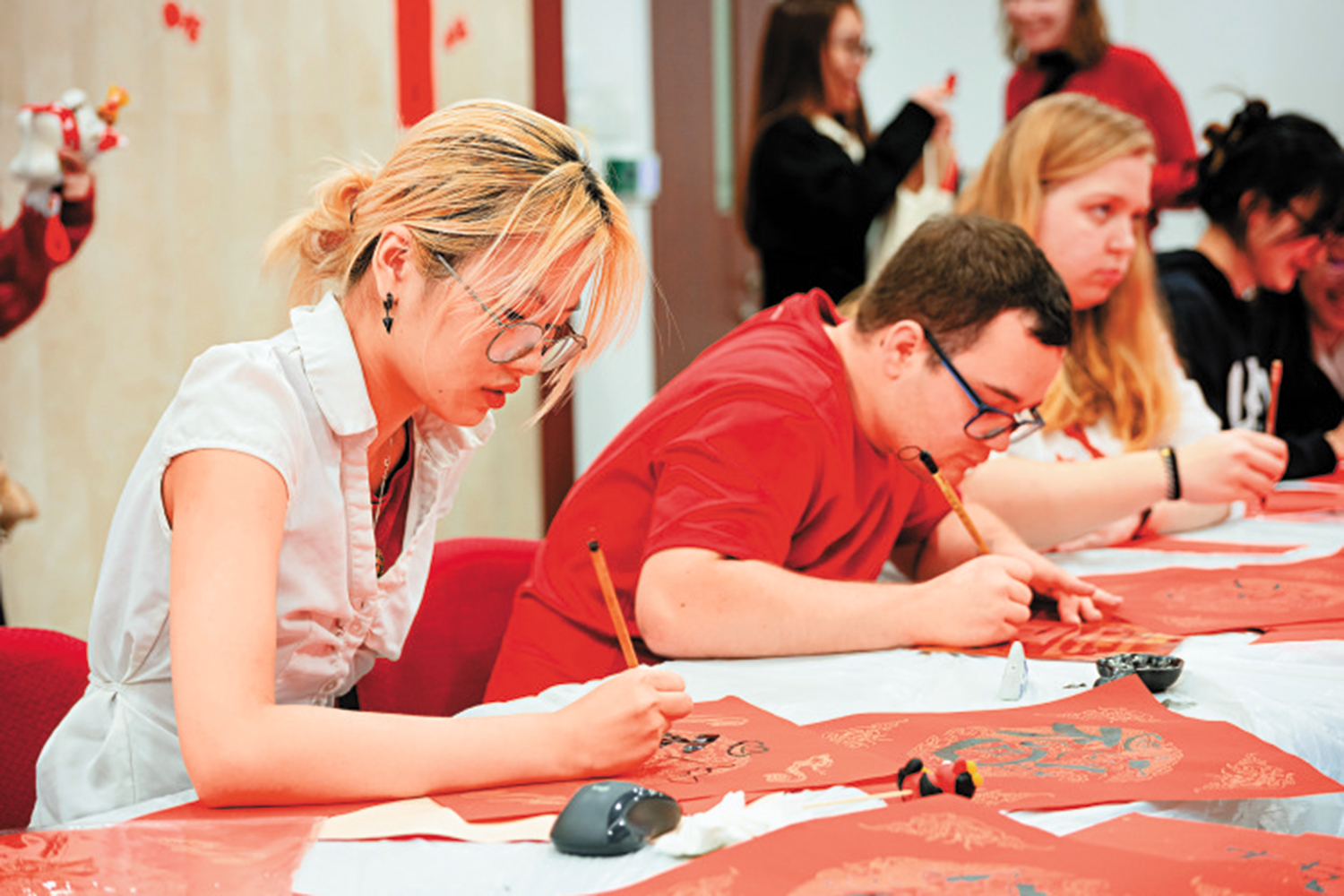 　　圖：教大不少參加活動的海外留學生，對中國傳統的過年文化，如揮春、花燈、小馬公仔等都十分有興趣。