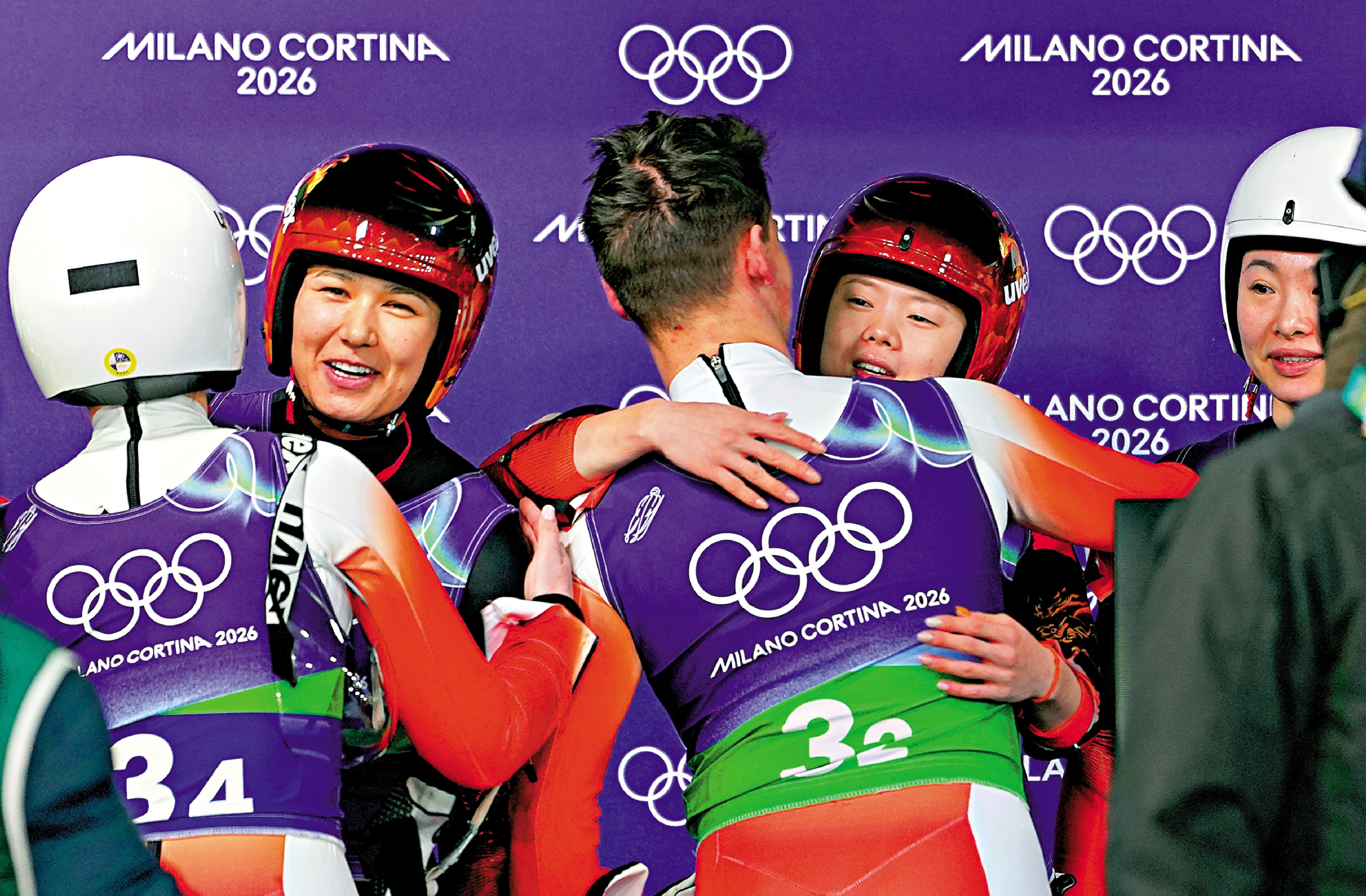 　　圖：古麗潔乃提·阿迪克尤木（左二）、趙佳穎（左四）在賽後與波蘭隊選手擁抱。\中新社