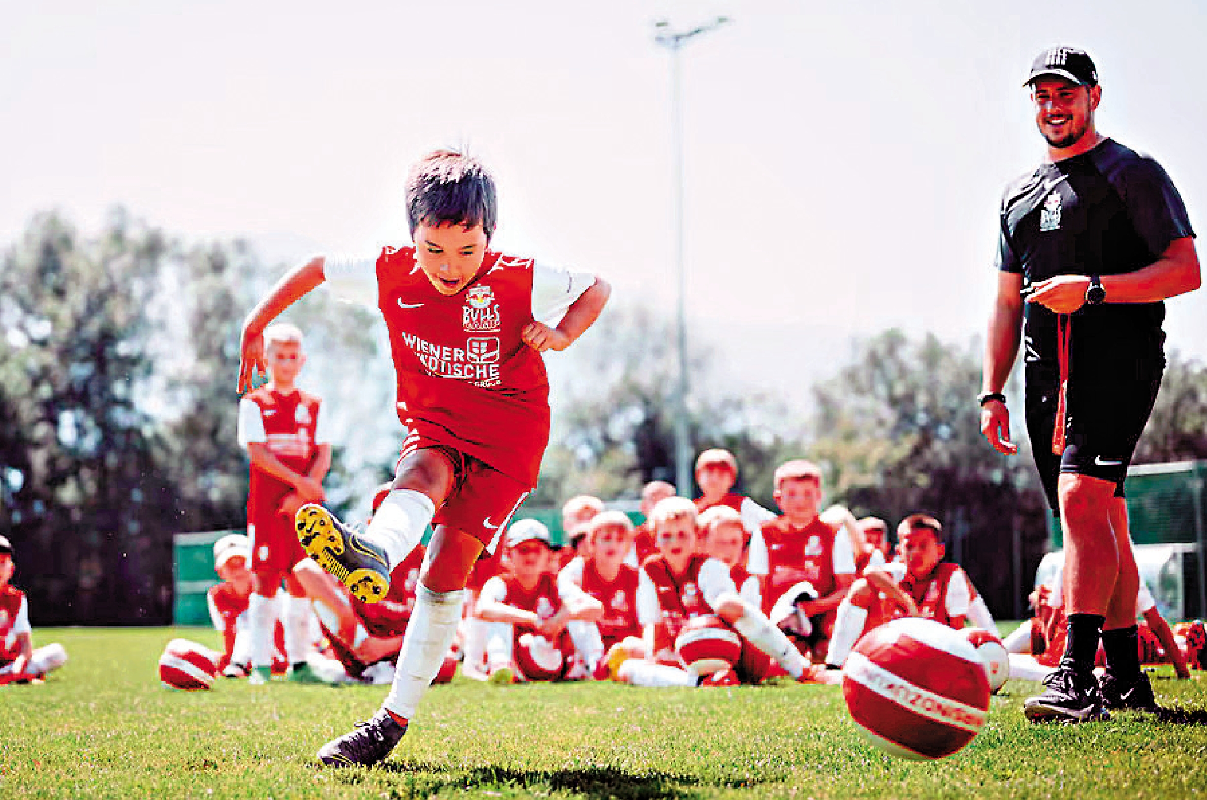 　　圖：紅牛學院重視學員的知識與運動的平衡發展。
