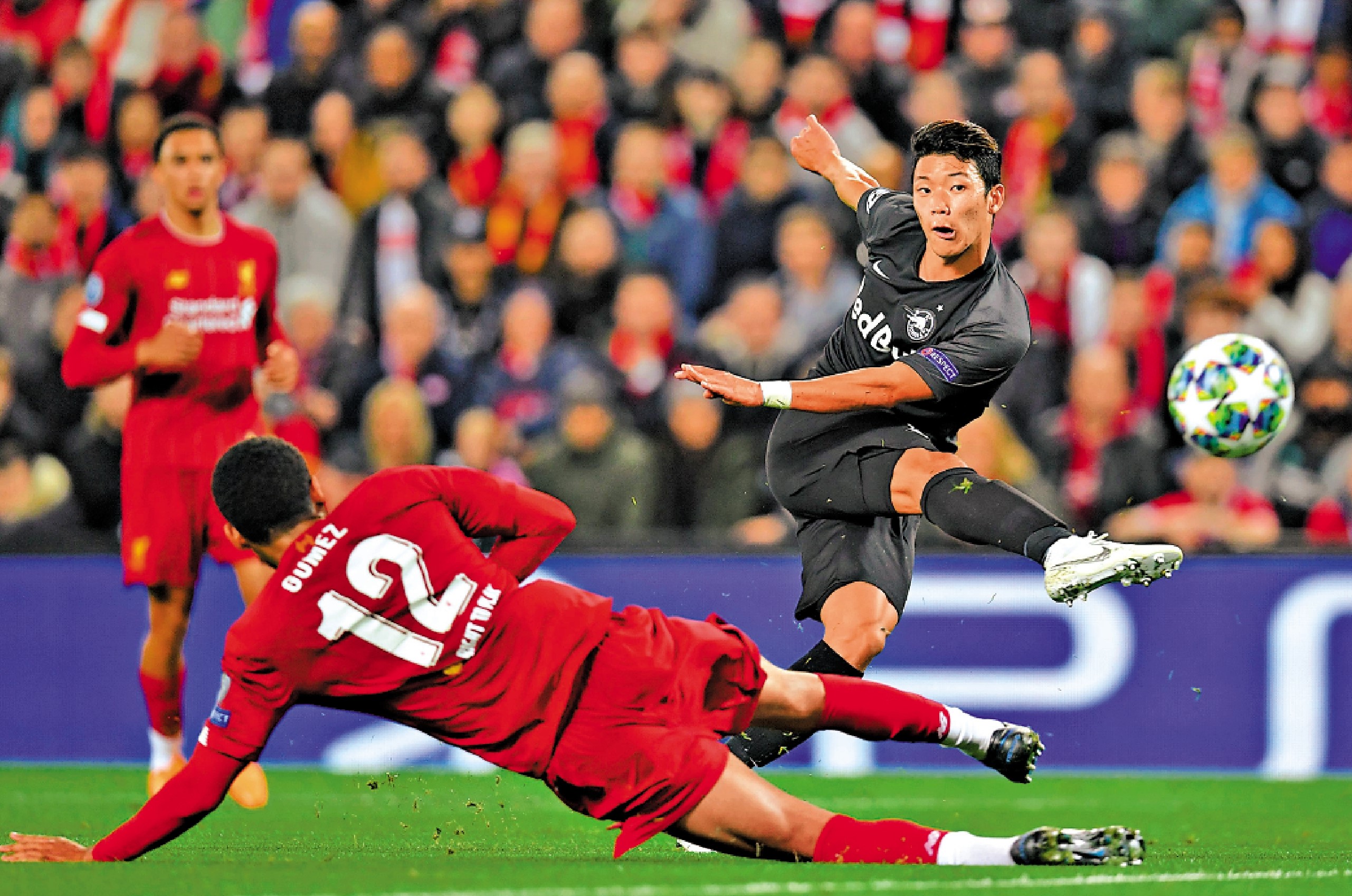 　　圖：黃喜燦（左）曾代表薩爾斯堡紅牛於歐聯賽事，射破利物浦大門。