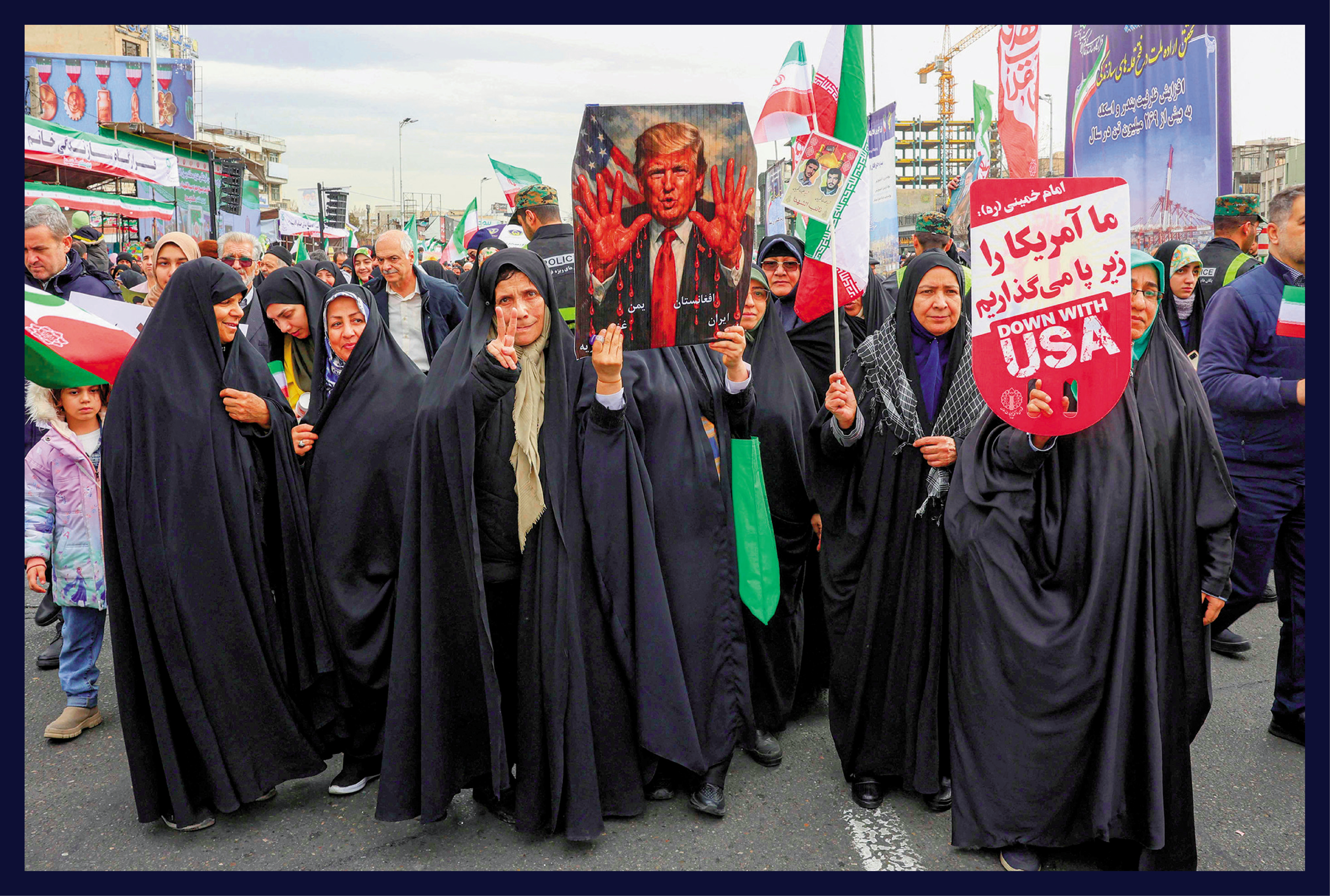 　　圖：伊朗德黑蘭11日舉行紀念1979年伊斯蘭革命47周年集會，民眾手持畫有美國總統特朗普雙手沾滿鮮血形象的標語牌參加遊行。\法新社