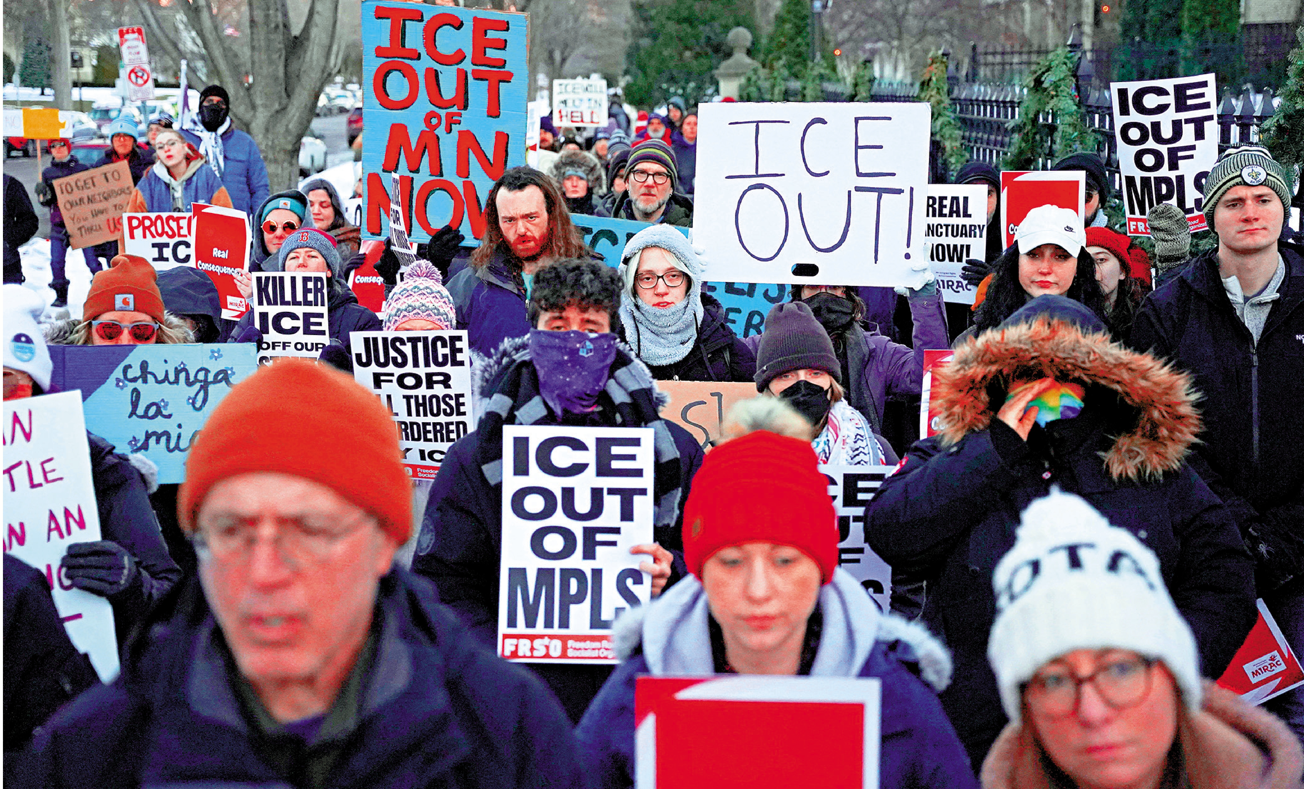 　　圖：民眾在明尼蘇達州示威，抗議聯邦移民機構人員暴力執法。\路透社