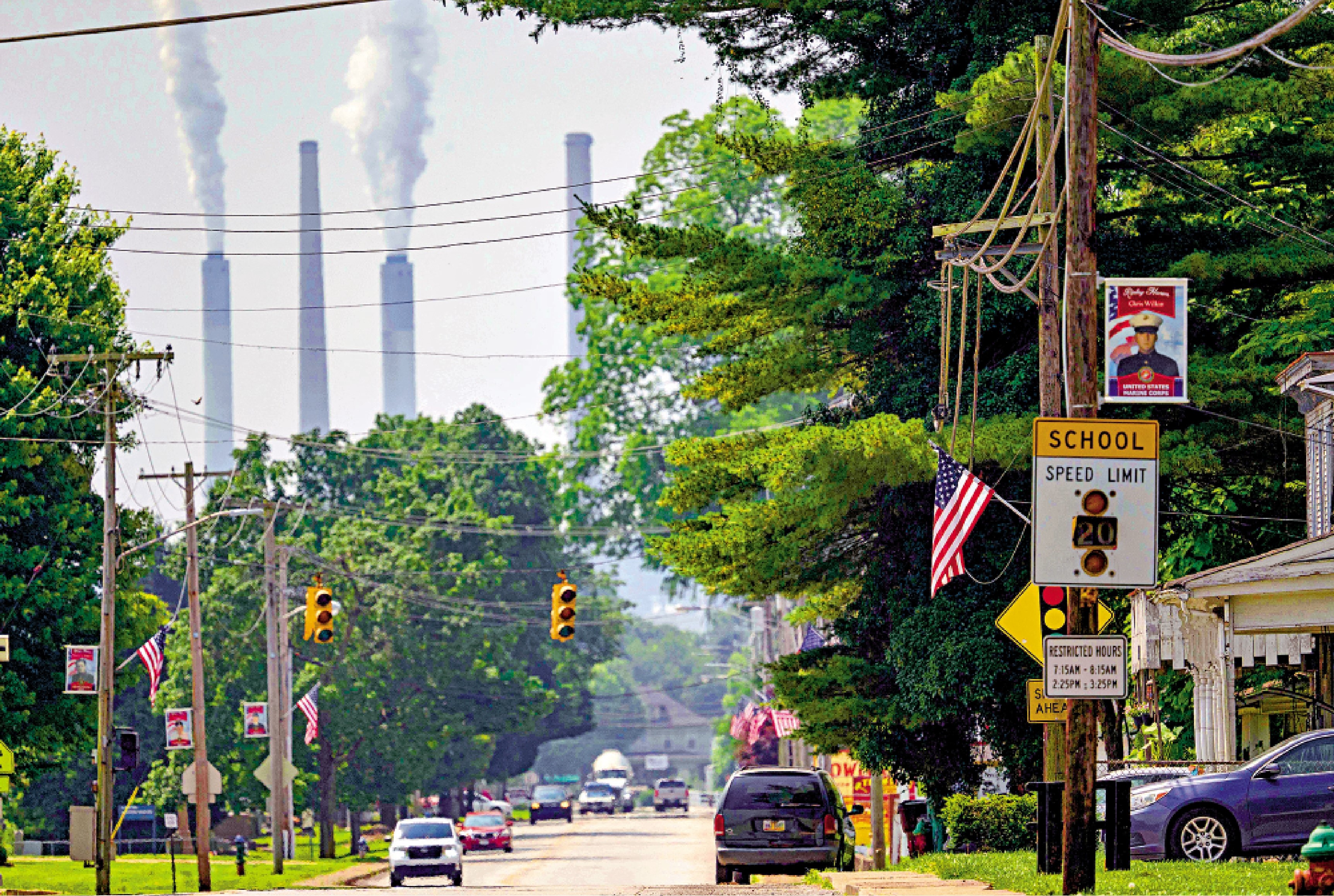 　　圖：肯塔基州一間發電廠的煙囱向外排放空氣污染煙霧。\法新社