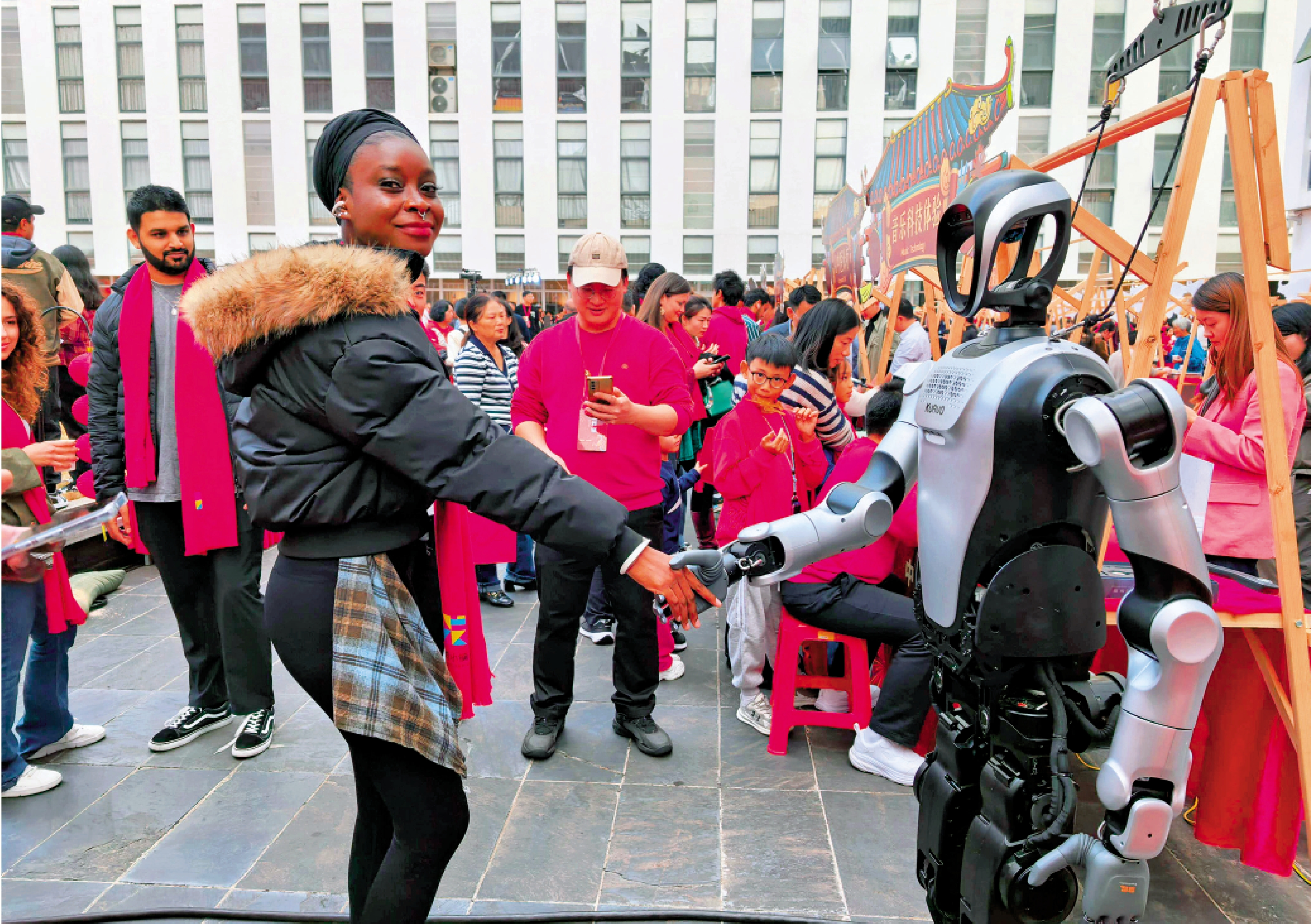 　　圖：新春遊園會期間，外國友人與人形機器人互動。/大公報記者郭若溪攝