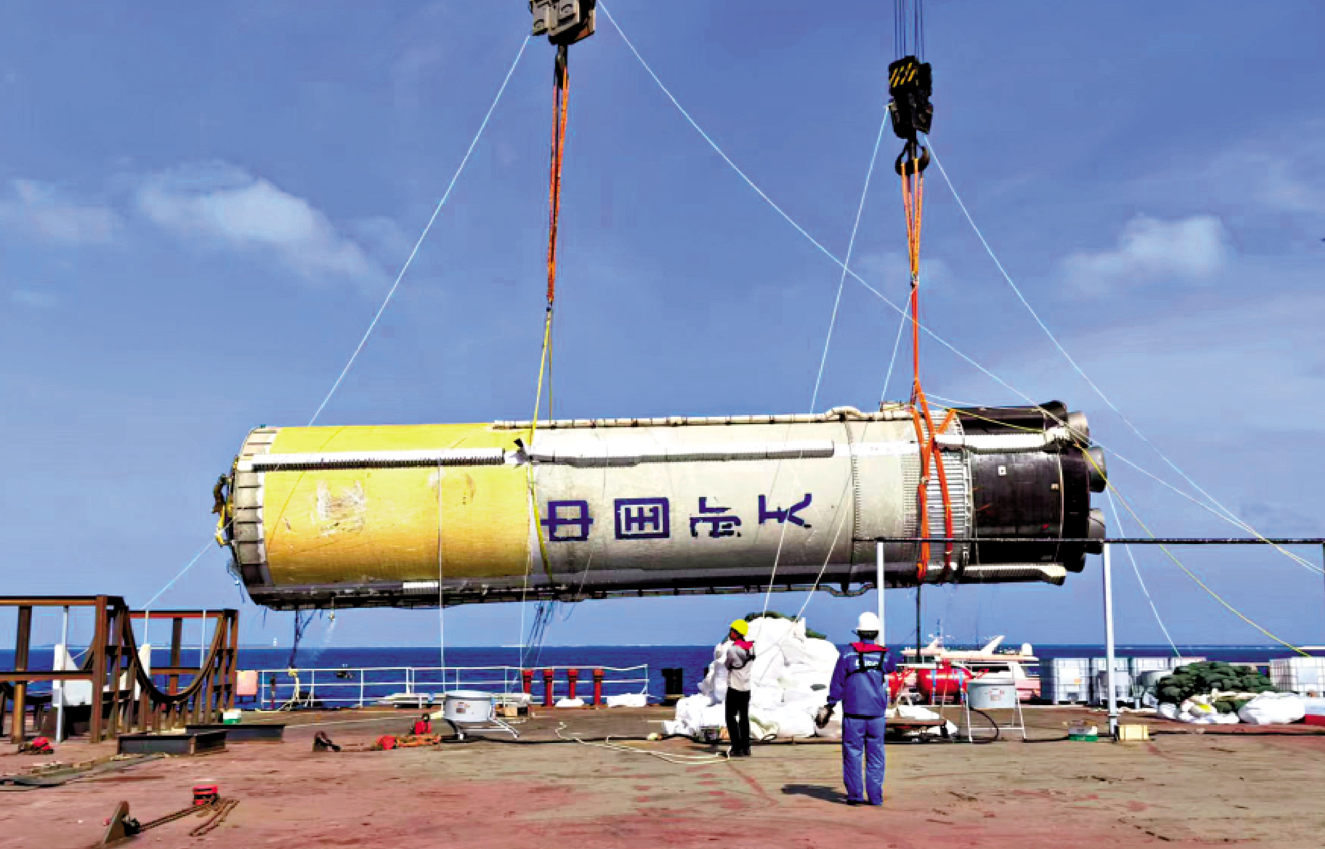 　　圖：2月13日，我國完成首次火箭一級箭體海上打撈回收任務。\新華社