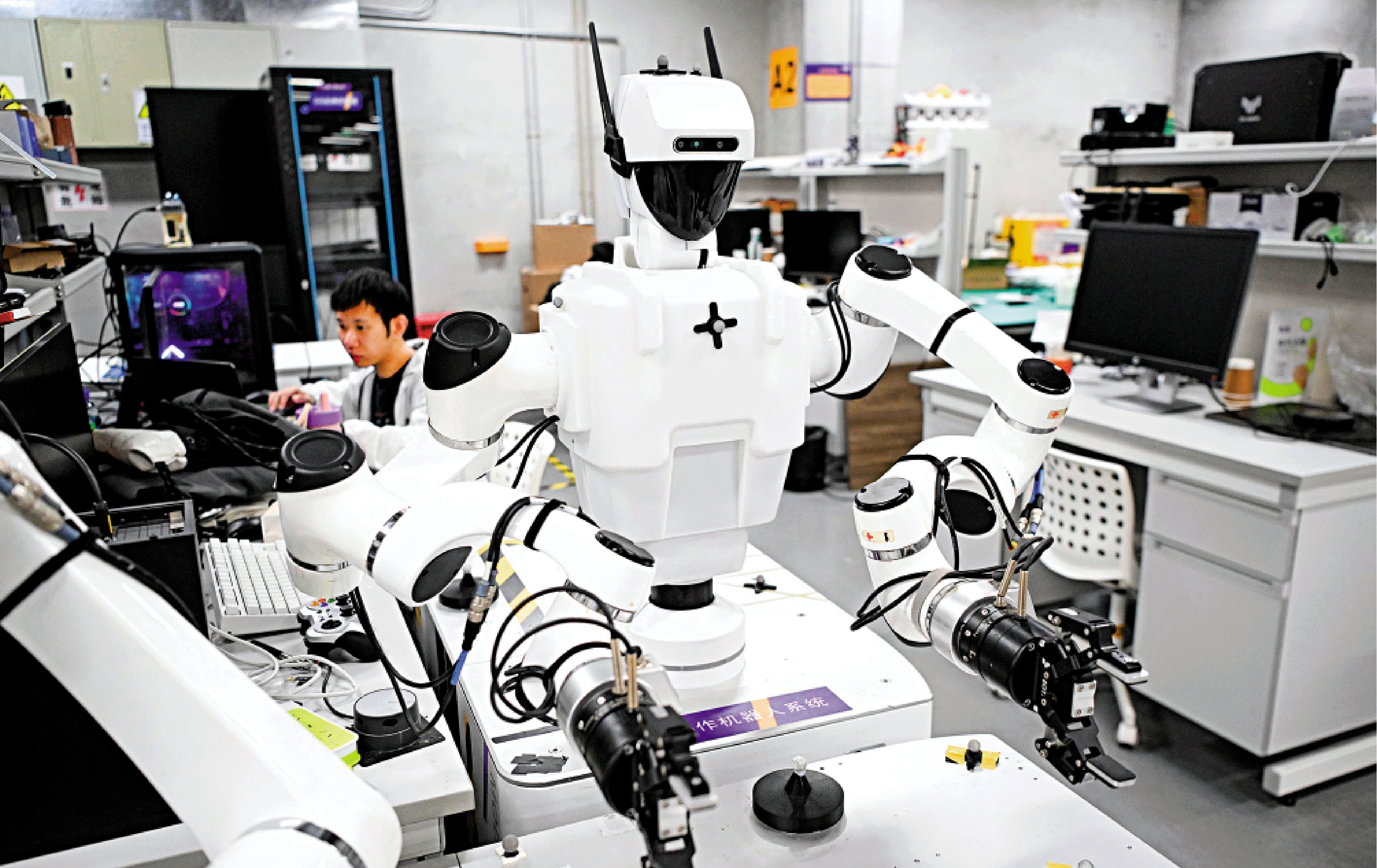 　　圖：在深圳的廣東省具身智能機器人創新中心，雙臂協作機器人系統正在展示。\新華社