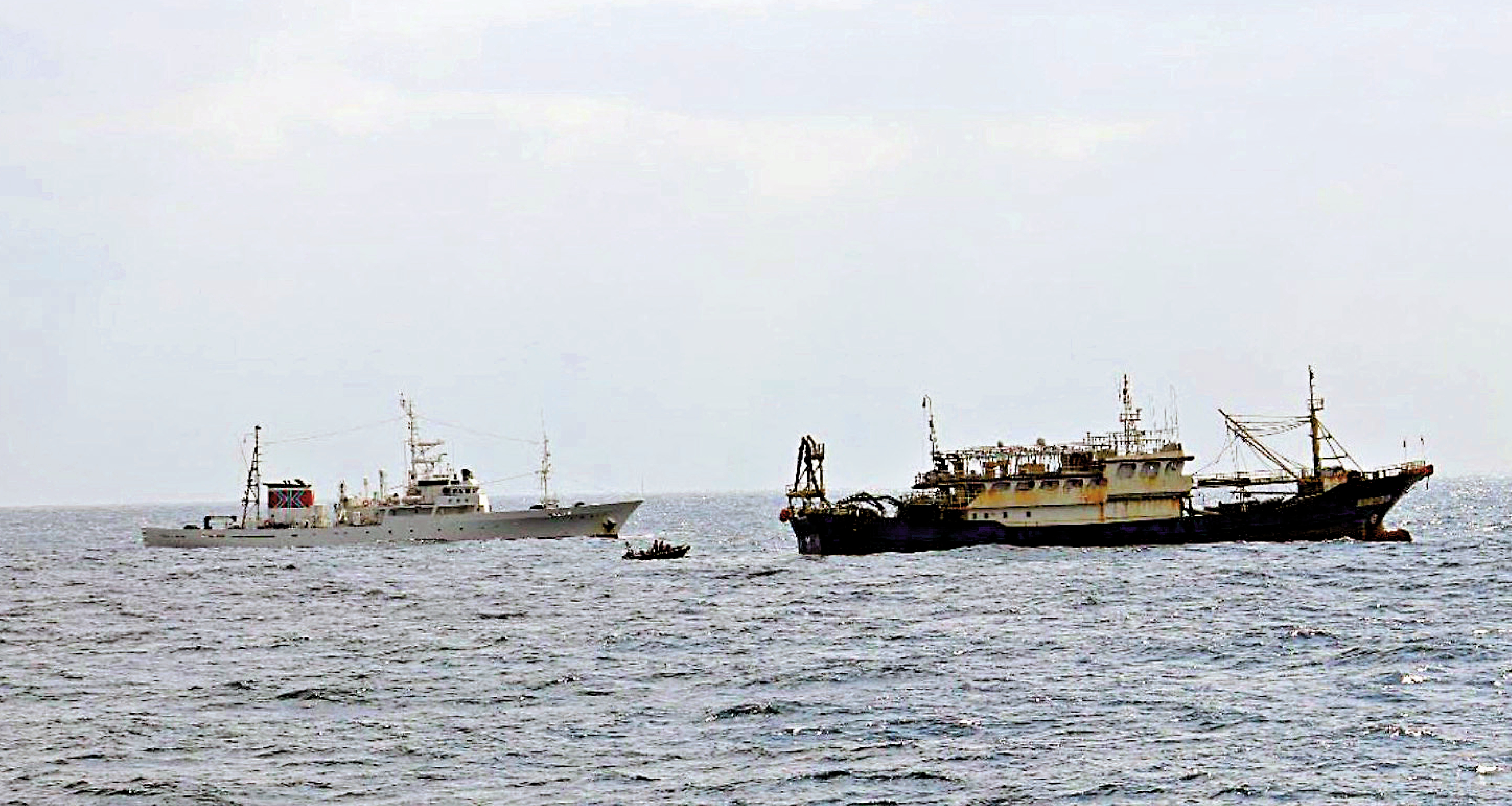 　　圖：日本水產廳13日通報，12日扣押了一艘中國大陸漁船（右），並逮捕了47歲的中國籍船長。