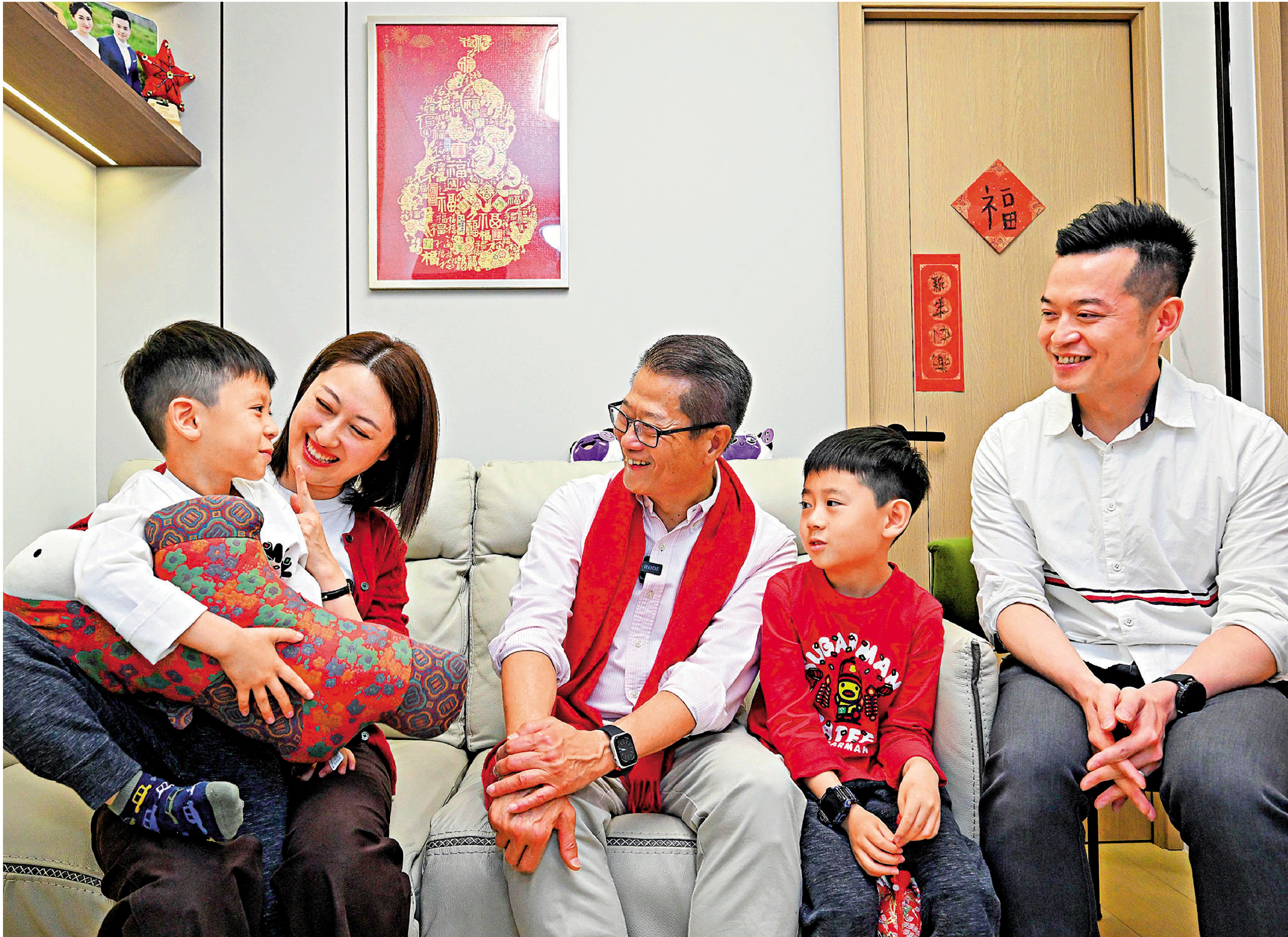 　　圖：陳茂波（中）探訪居於西環的家庭，與他們親切交流，送上新春祝福。