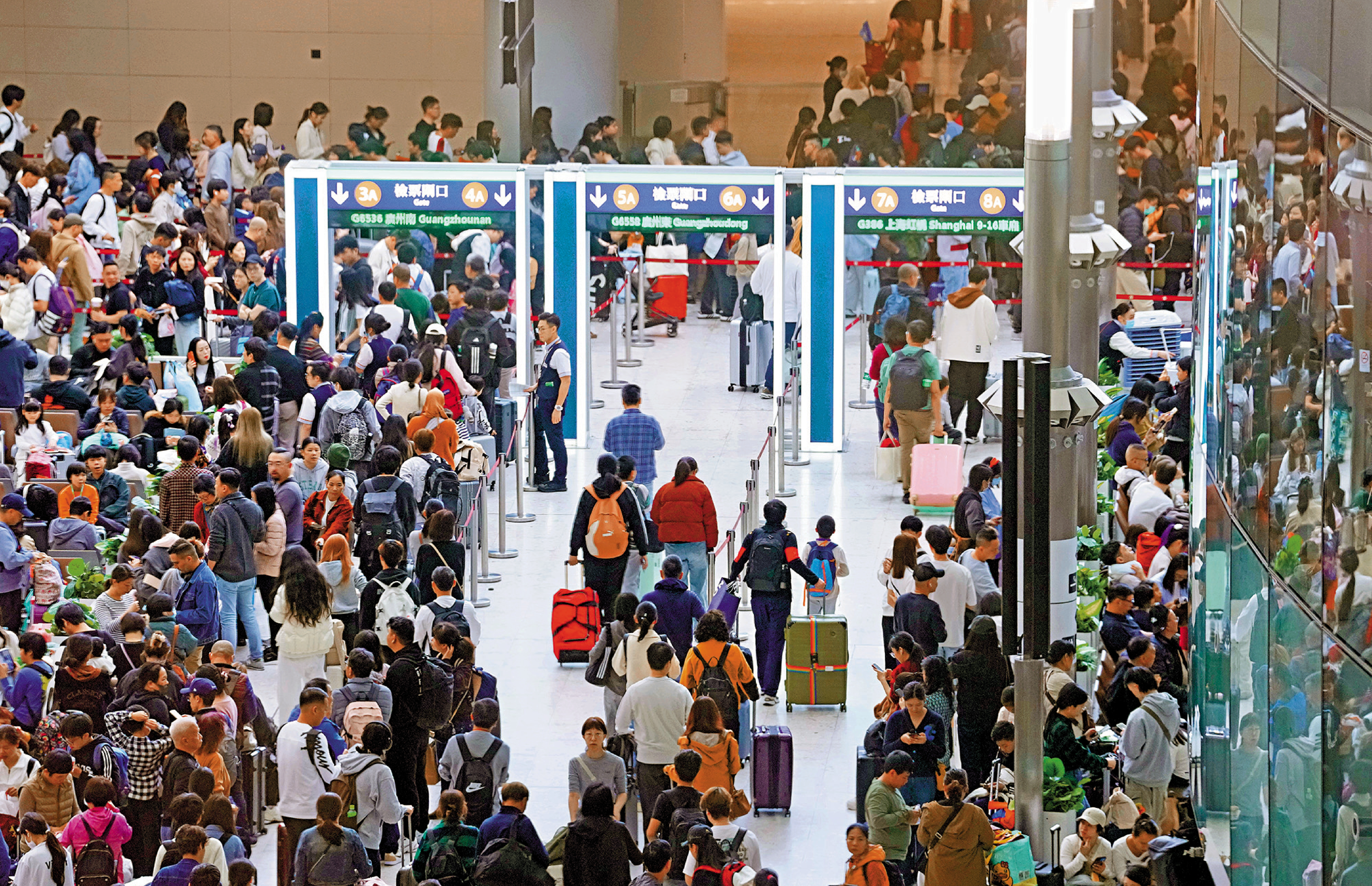 　　圖：入境處資料顯示，昨日截至晚上九時，有近八萬人次經高鐵西九龍站離境。圖為昨午情況。\大公報記者麥潤田攝