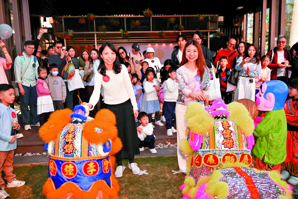 　　圖：何家欣（右）表示，新世界去年累沽逾2200伙，連車位套現逾348億元，創五年新高。