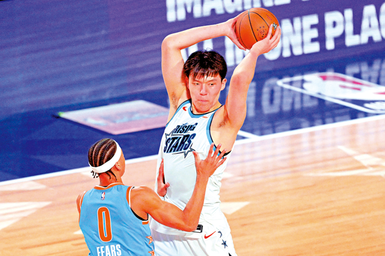 　　圖：楊瀚森（右）在NBA全明星周末的新秀賽中，拿到10分2籃板。\路透社