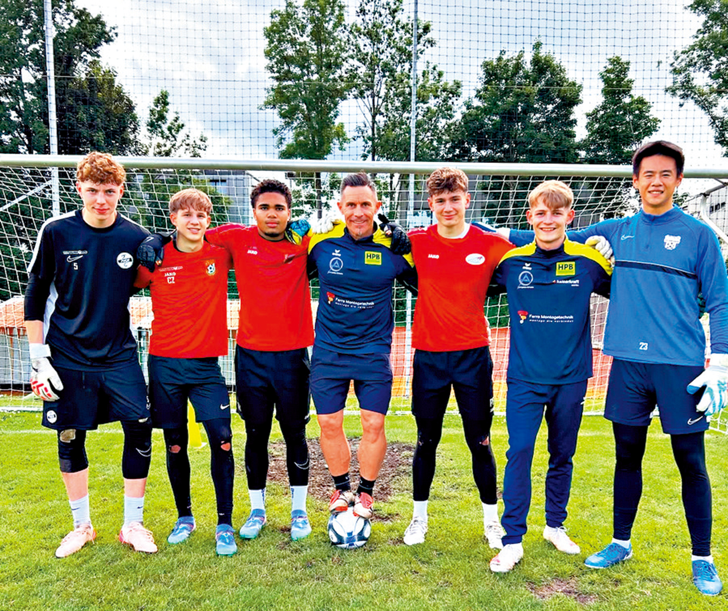 　　圖：漢斯（左四）擁有歐洲足協A級門將教練證書。