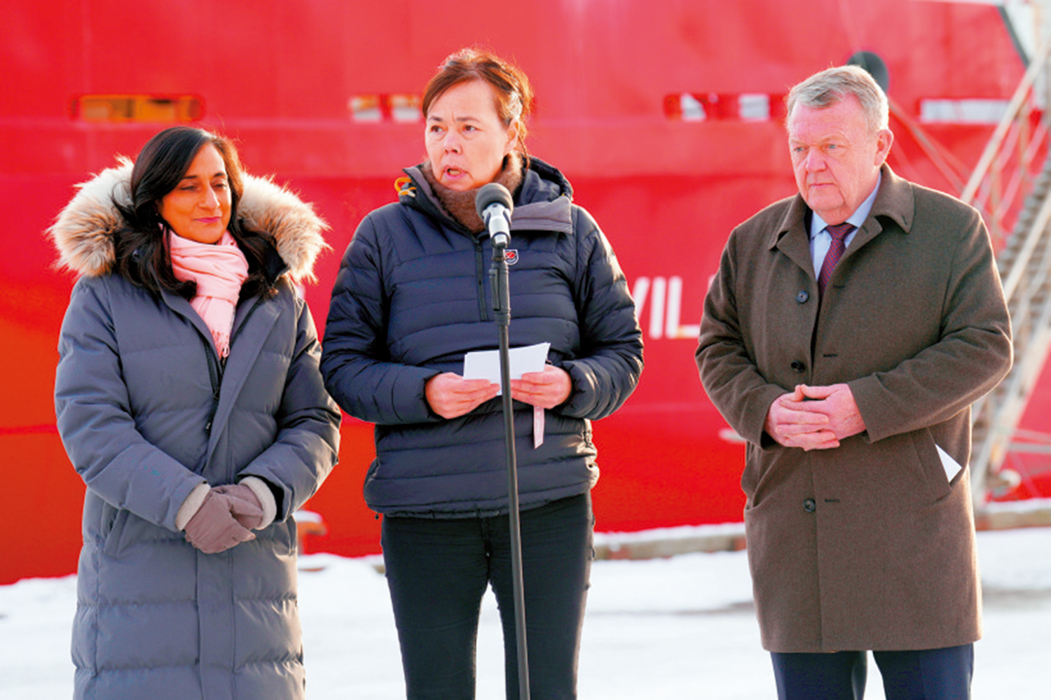 　　圖：丹麥外長拉斯穆森（右）、格陵蘭外長莫茨費爾特（中）與加拿大外長阿南德（左）本月初在格陵蘭島見記者。\美聯社