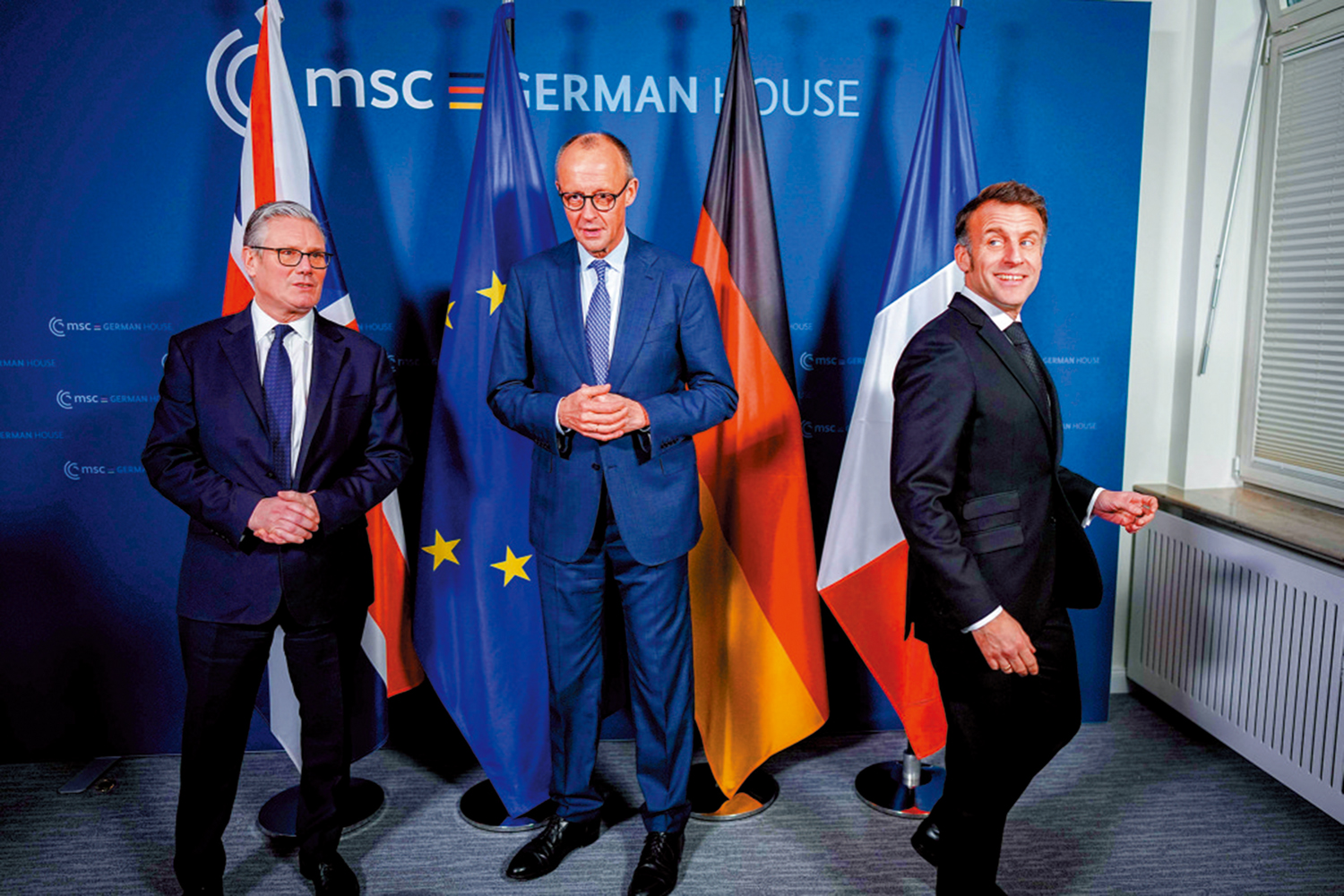 　　圖：英國首相斯塔默（左）、德國總理默茨（中）與法國總統馬克龍（右）13日在慕安會期間合影。\法新社