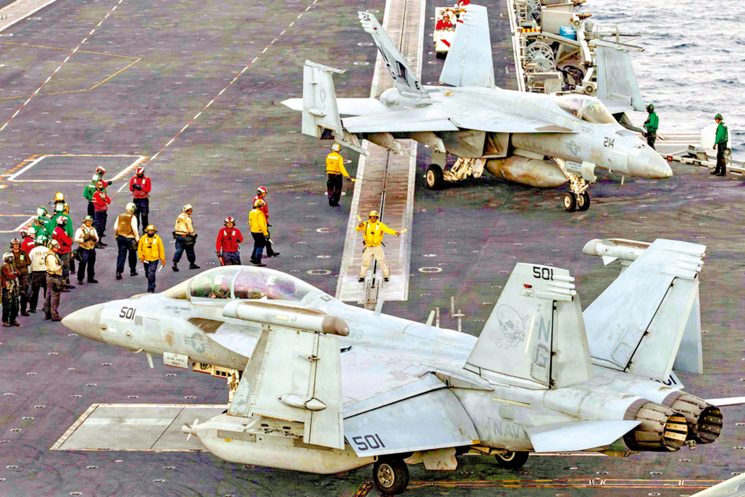 　　圖：部署在中東的「林肯」號航母甲板上的軍機。\法新社