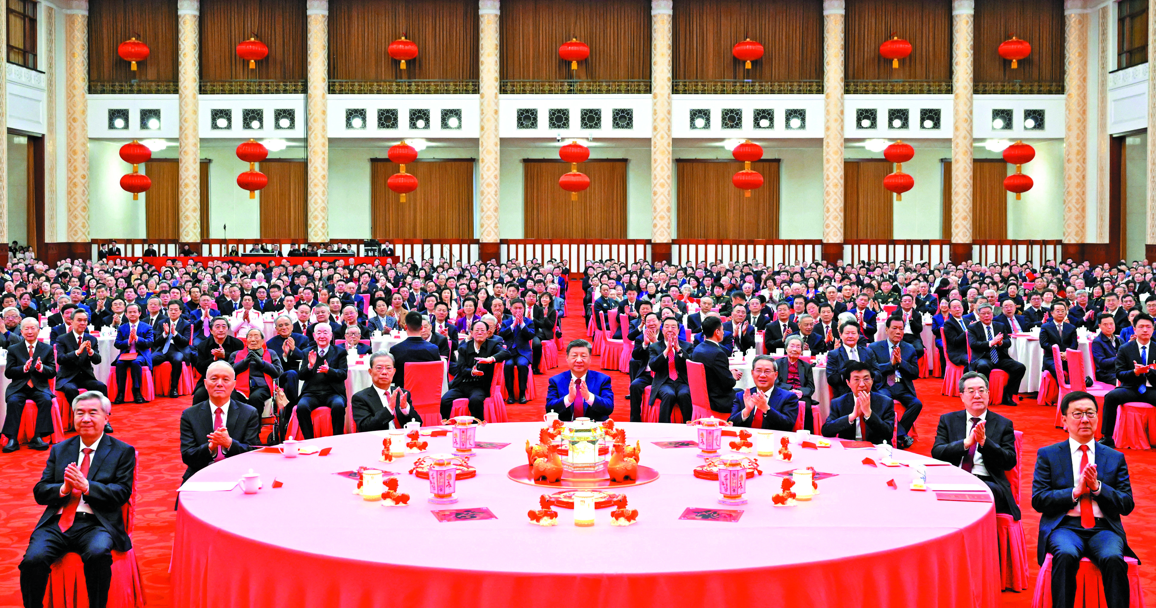 　　圖：2月14日，中共中央、國務院在北京人民大會堂舉行2026年春節團拜會。黨和國家領導人習近平、李強、趙樂際、王滬寧、蔡奇、丁薛祥、李希、韓正等同首都各界人士歡聚一堂、共迎佳節。\新華社