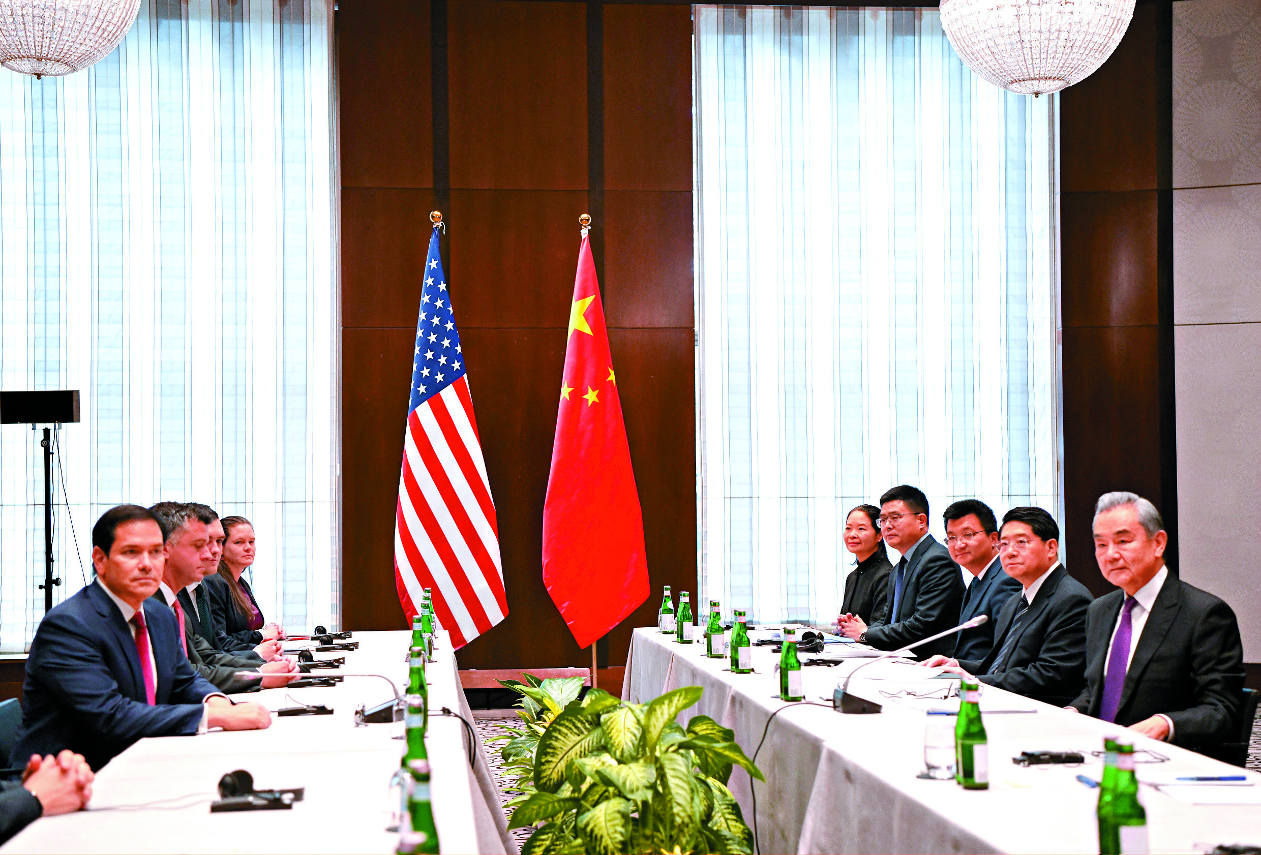 　　圖：當地時間2月13日，中共中央政治局委員、外交部長王毅在出席慕尼黑安全會議期間會見美國國務卿魯比奧。\中新社