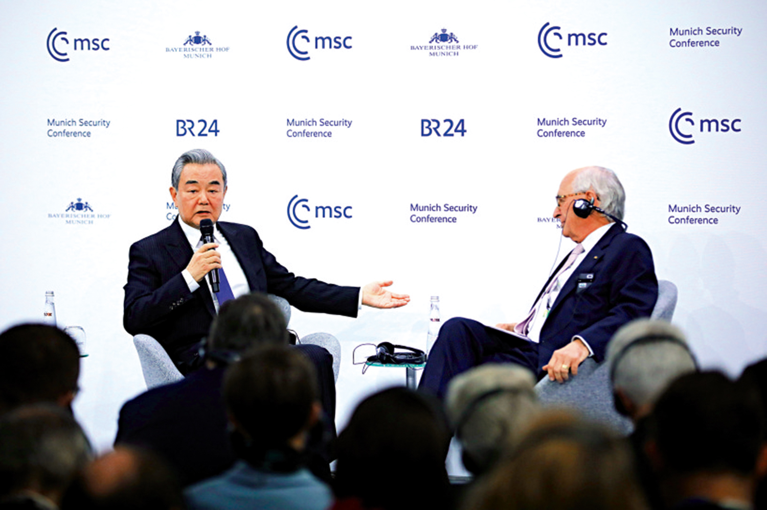 　　圖：2月14日，王毅（左）出席慕尼黑安全會議。\新華社