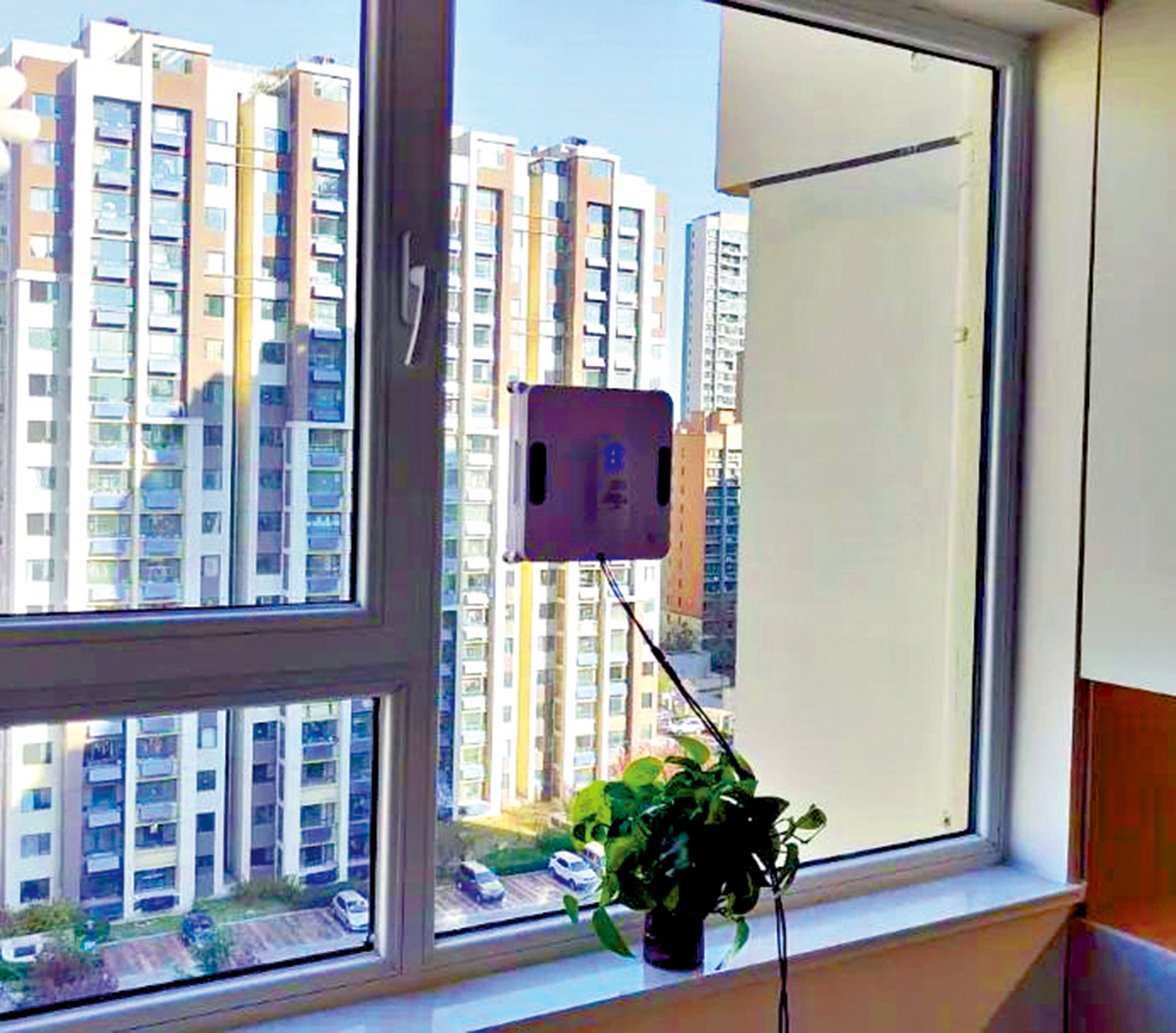 　　圖：擦窗機器人成為家政清潔好幫手。