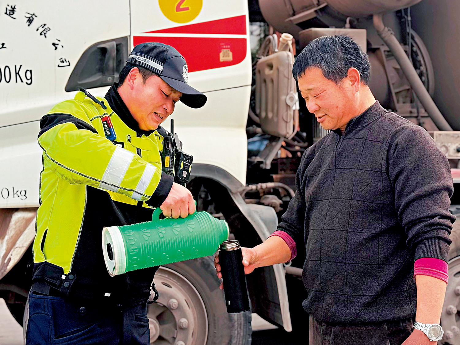 　　圖：浙江用一個個真實案例在講述着「以人為本」的理念已滲入浙江為企為民服務的每一個角落。圖為今年春運期間，浙江金華交警為往來車主提供暖心服務，保障春運期間群眾返鄉順利。