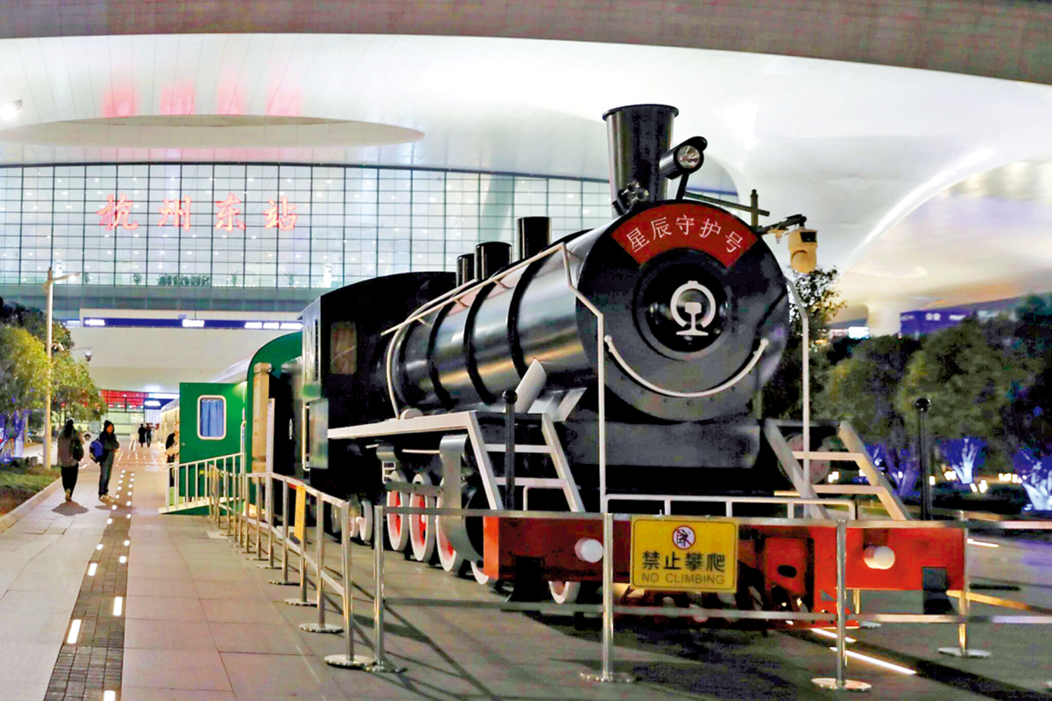 　　圖：「星辰守護號」為夜晚候車旅客提供溫暖守護。\受訪者供圖