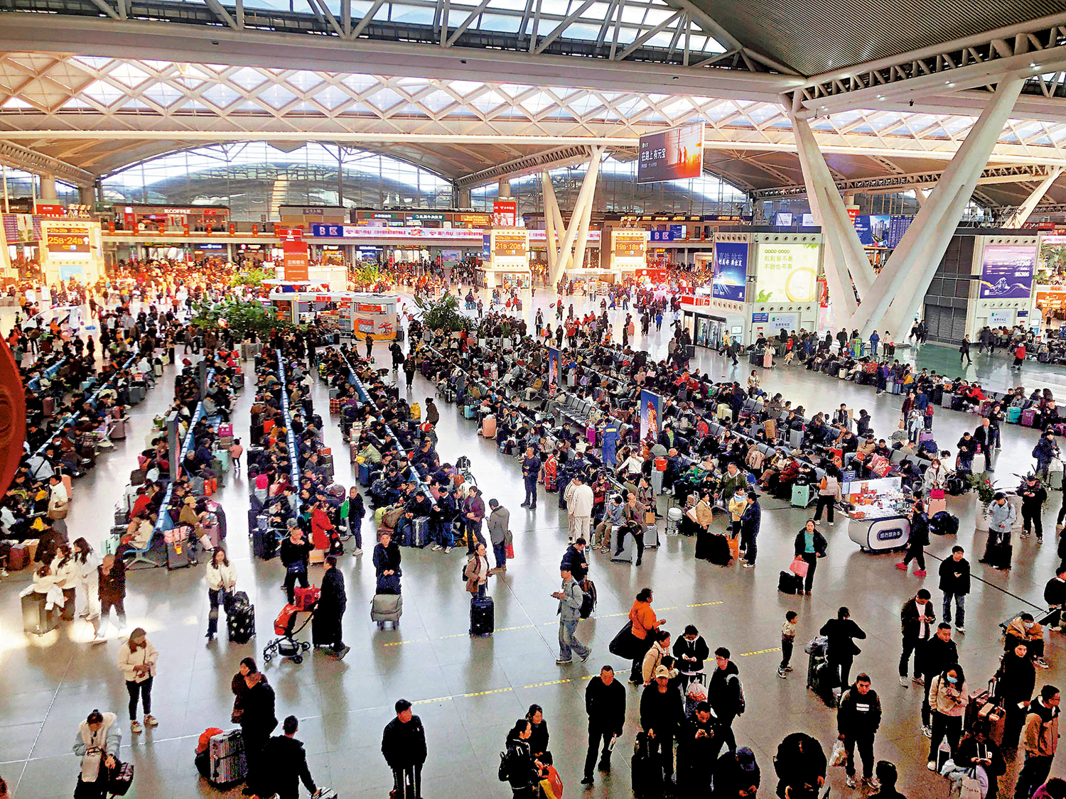 　　圖：馬年春節將至，人們紛紛踏上返鄉的歸途，與家人團聚。圖為廣州南站，旅客熙熙攘攘。\大公報記者方俊明攝