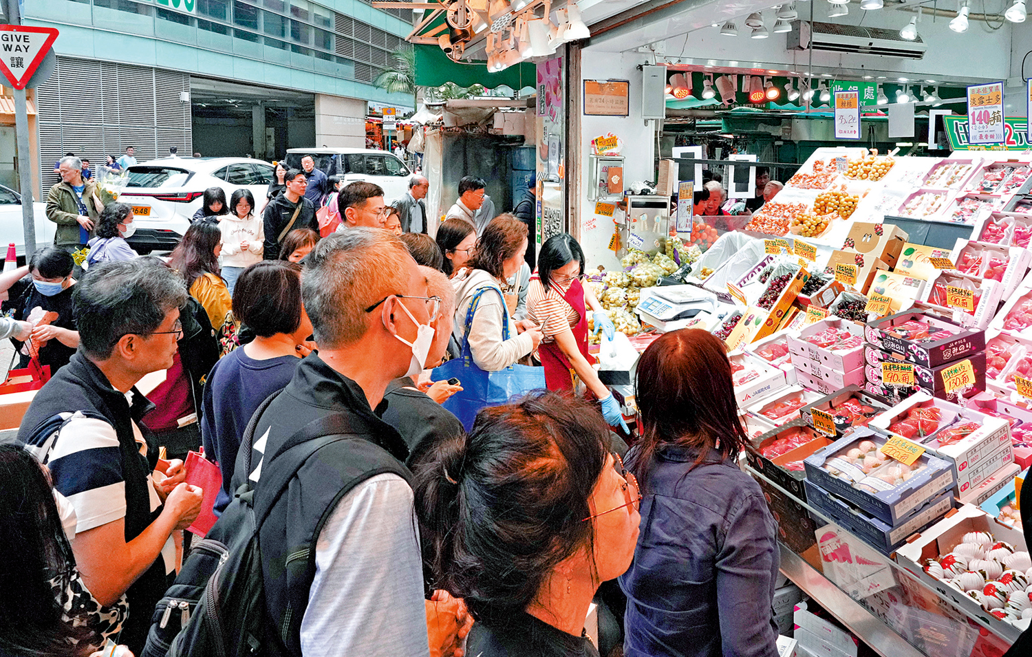 　　圖：街市人頭湧湧，不少市民提前買菜做節。