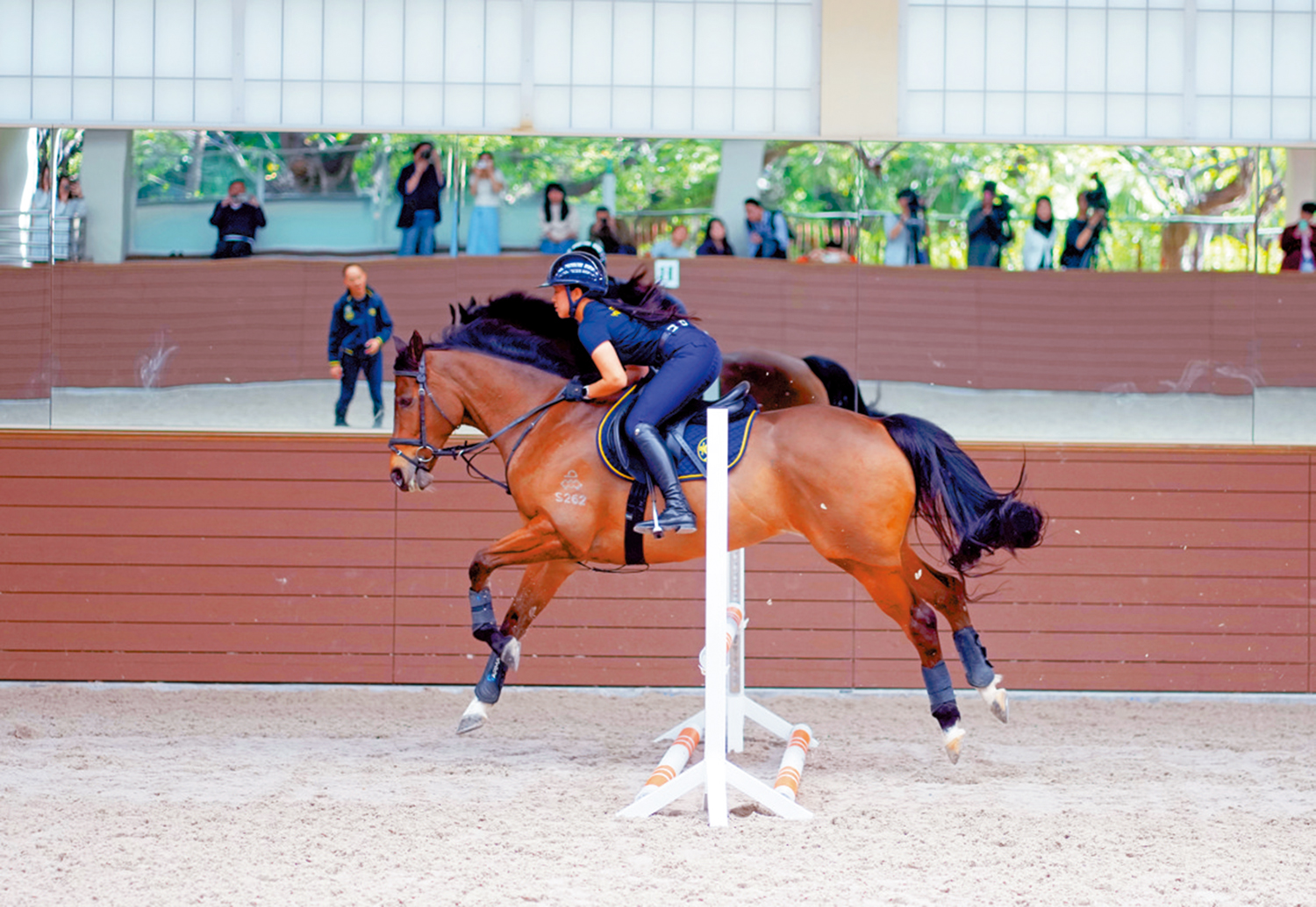 　　圖：騎手Anya表示，馬術令其學習到面對失敗及克服困難。\大公報記者攝