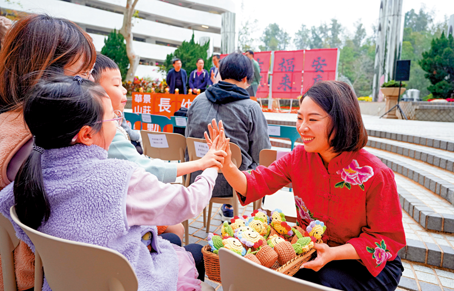　　圖：郭芙蓉積極與市民溝通，把民情轉化為推動政策的依據。\大公報記者蔡文豪攝