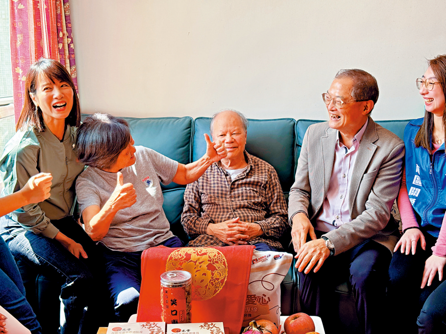 　　圖：盧寵茂昨日探訪居於鴨脷洲海怡半島的雙老家庭，送上新春祝福。