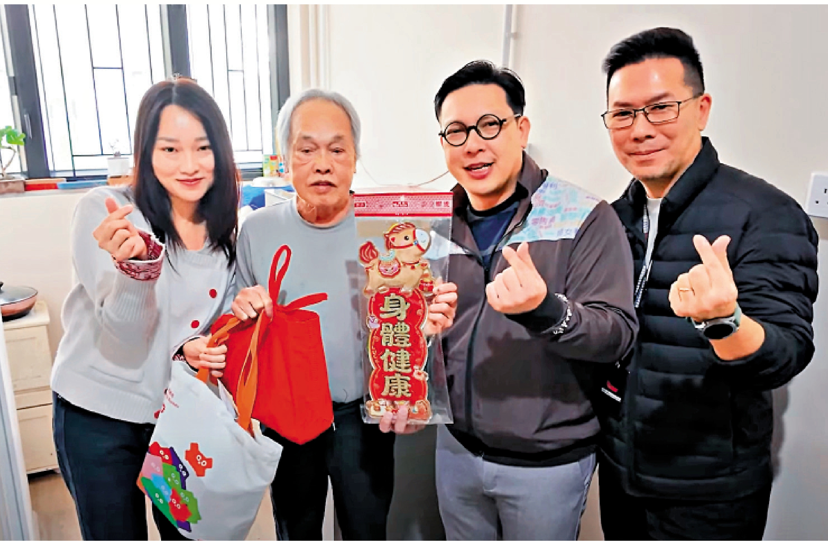 　　圖：甘伯（左二）入住元朗過渡屋後，對清新空氣尤感滿意。