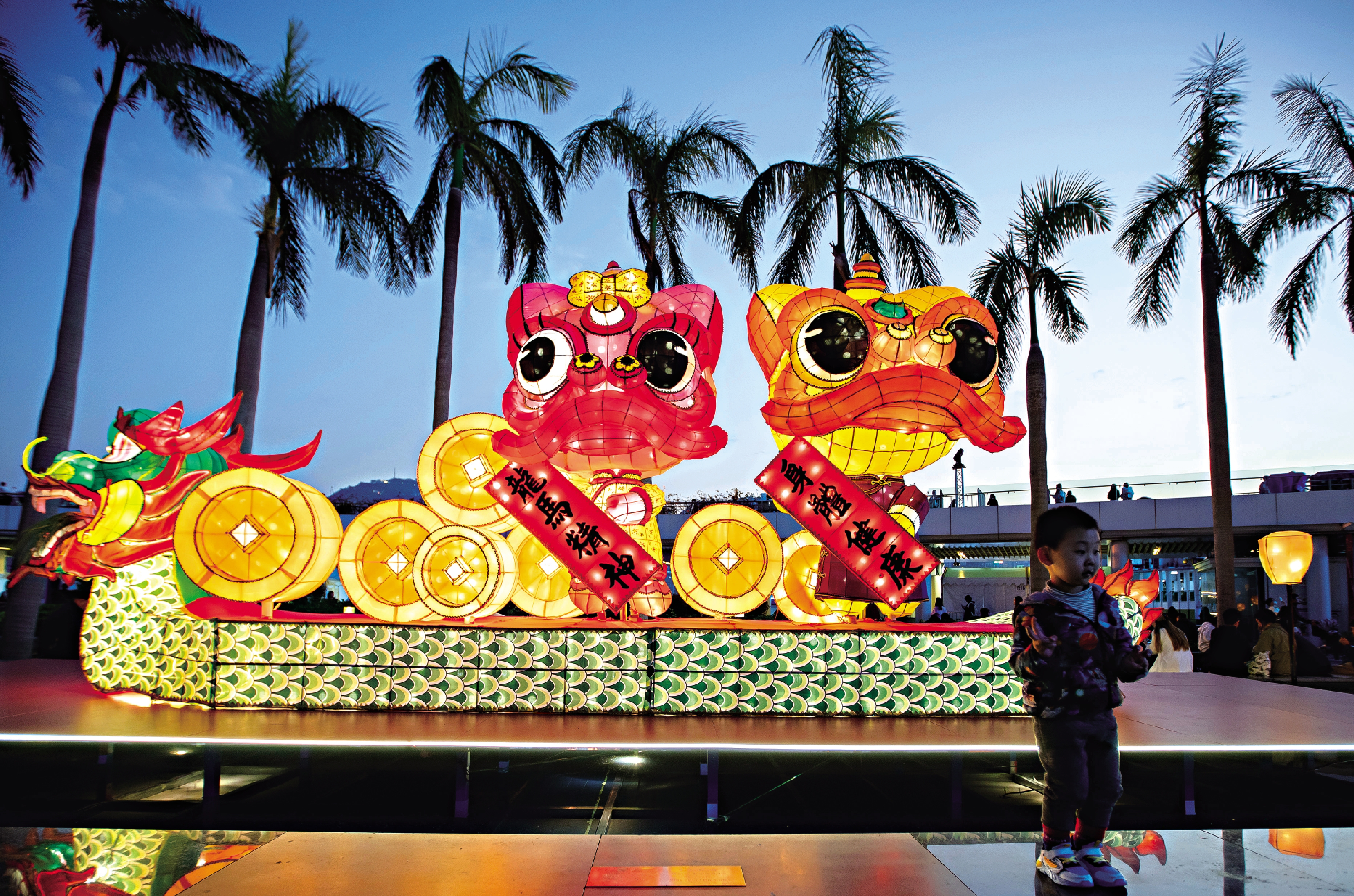 　　圖：丙午年春節彩燈展正於香港文化中心露天廣場舉行。/香港中通社