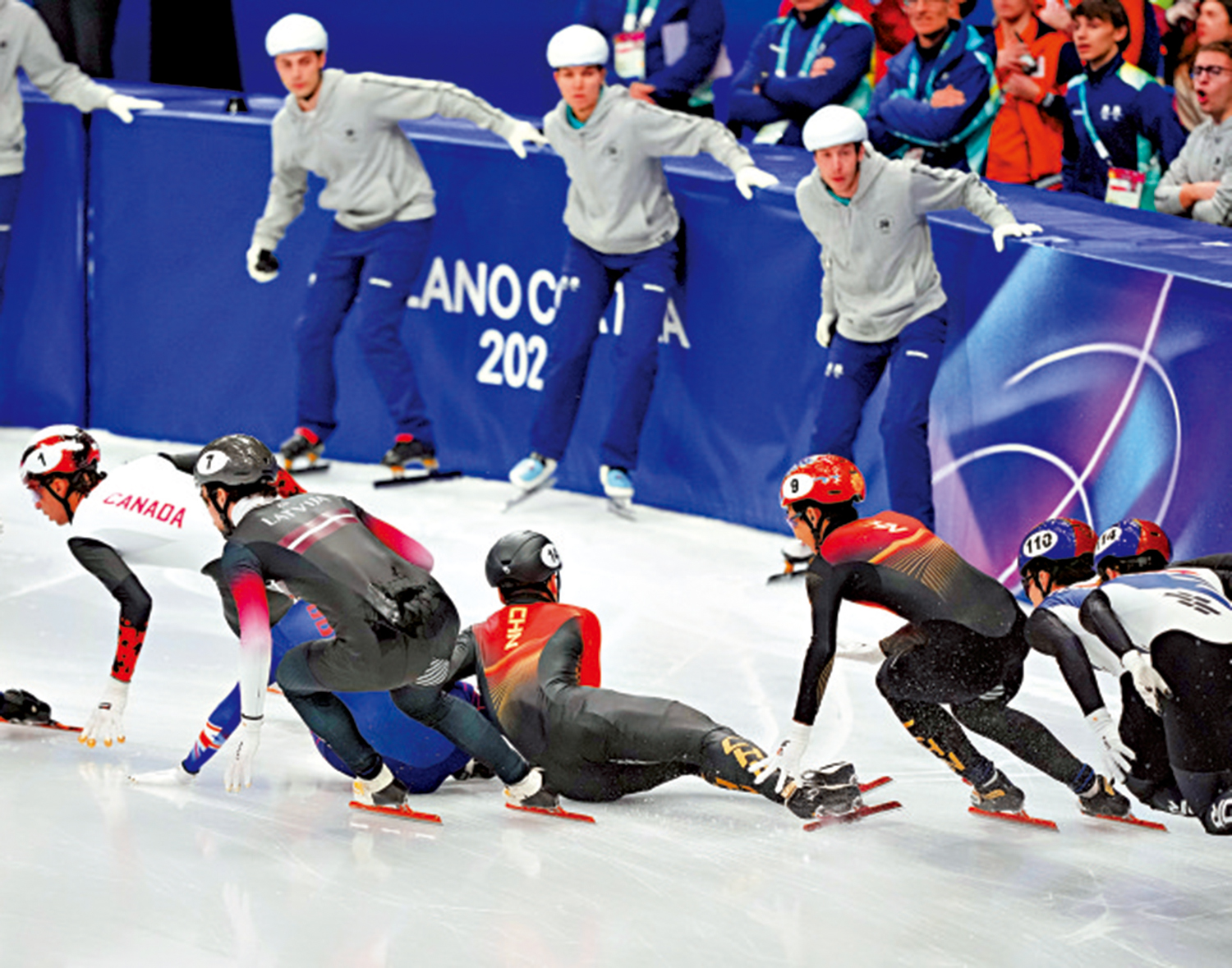 　　圖：劉少昂（右四）和孫龍（右三）同摔出賽道。\新華社
