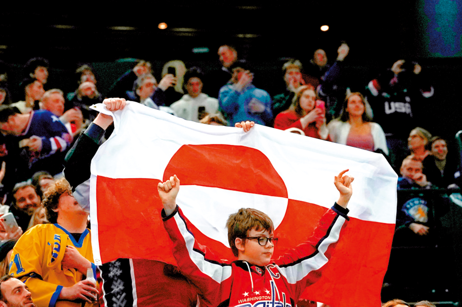 　　圖：美國和丹麥14日在米蘭冬奧冰球場上碰頭，有觀眾舉起格陵蘭旗幟聲援丹麥。\美聯社