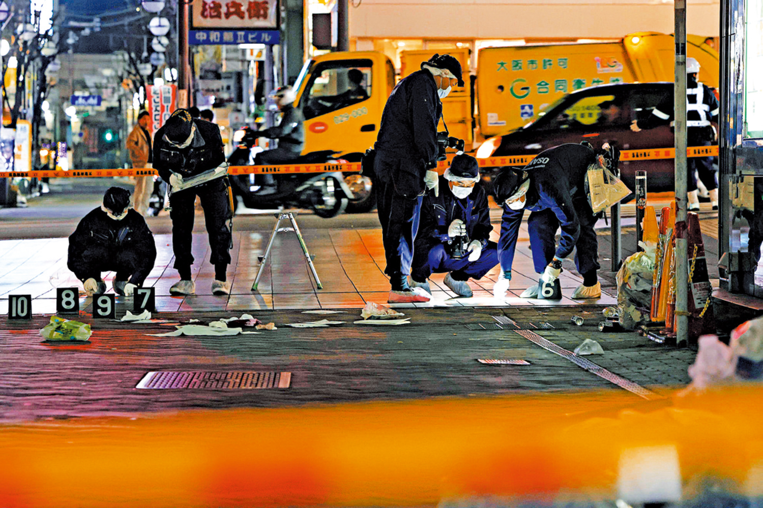 　　圖：傷人案發生後，大阪警方在案發現場搜證。