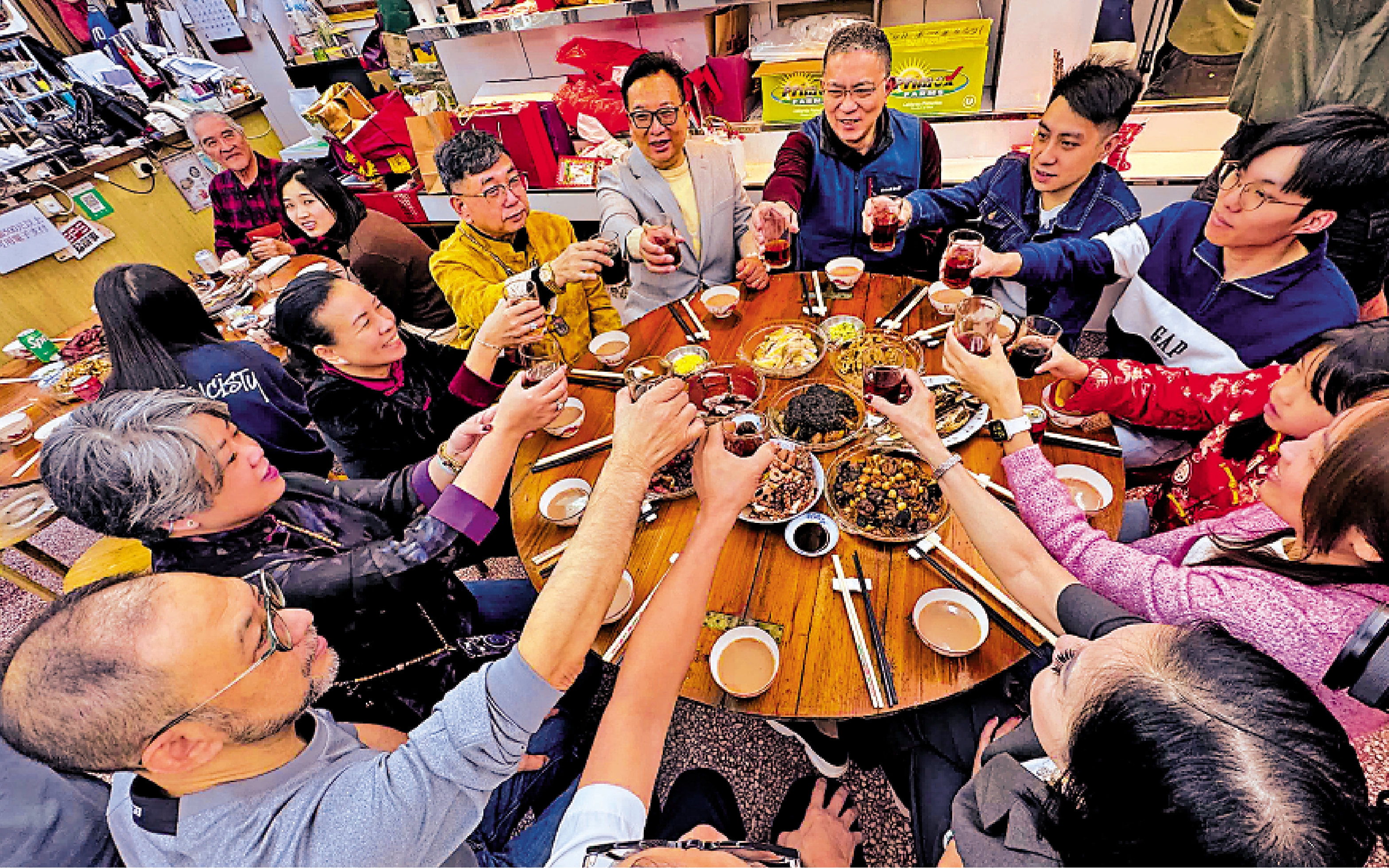 　　圖：上環老字號海味店昨日按傳統與夥計吃八餸一湯「開年飯」。\大公文匯全媒體記者周傾芫攝