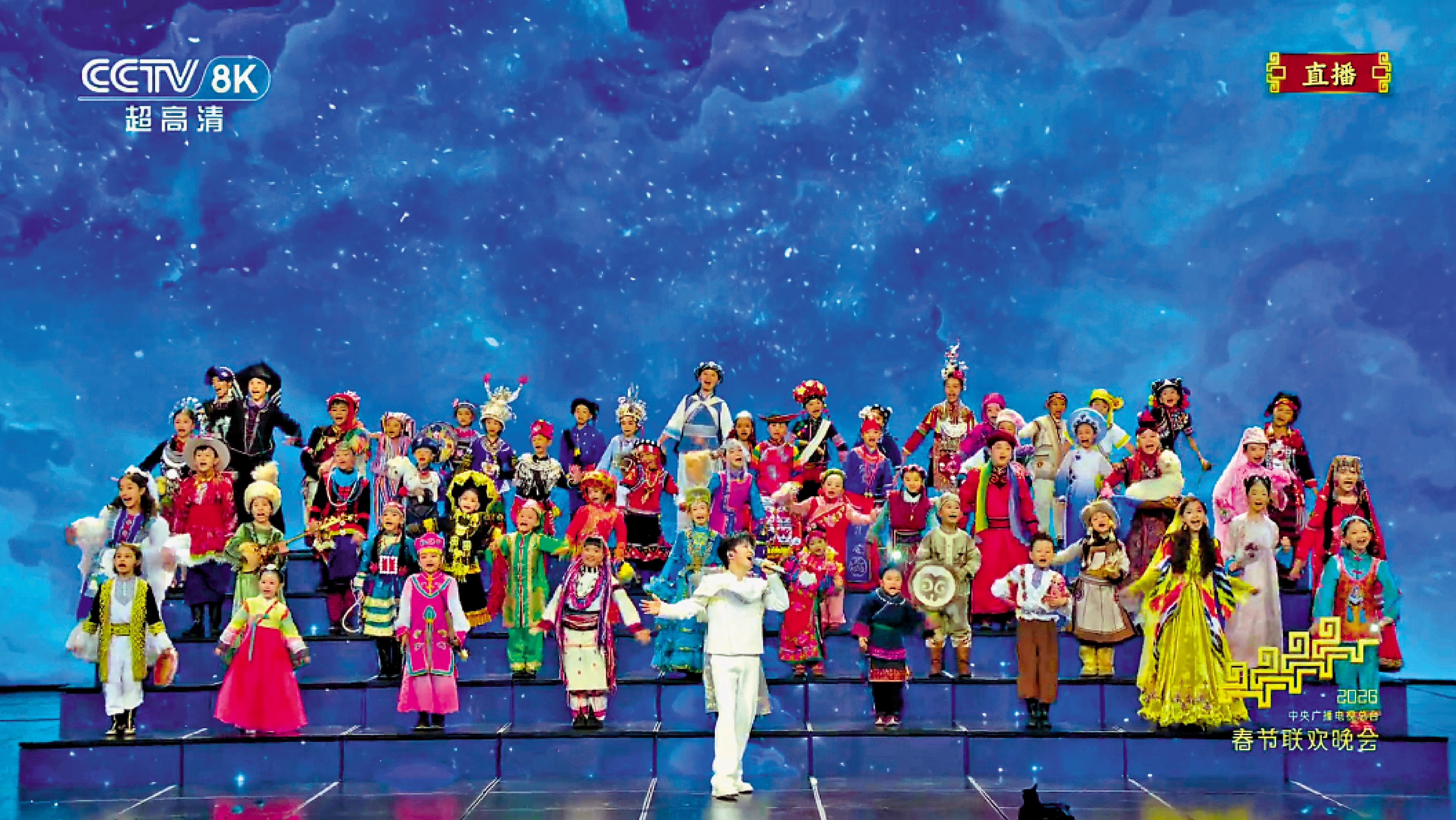 　　圖：今年央視春晚舞台上，周深與身着民族服飾的小朋友合作演唱《吉量》。