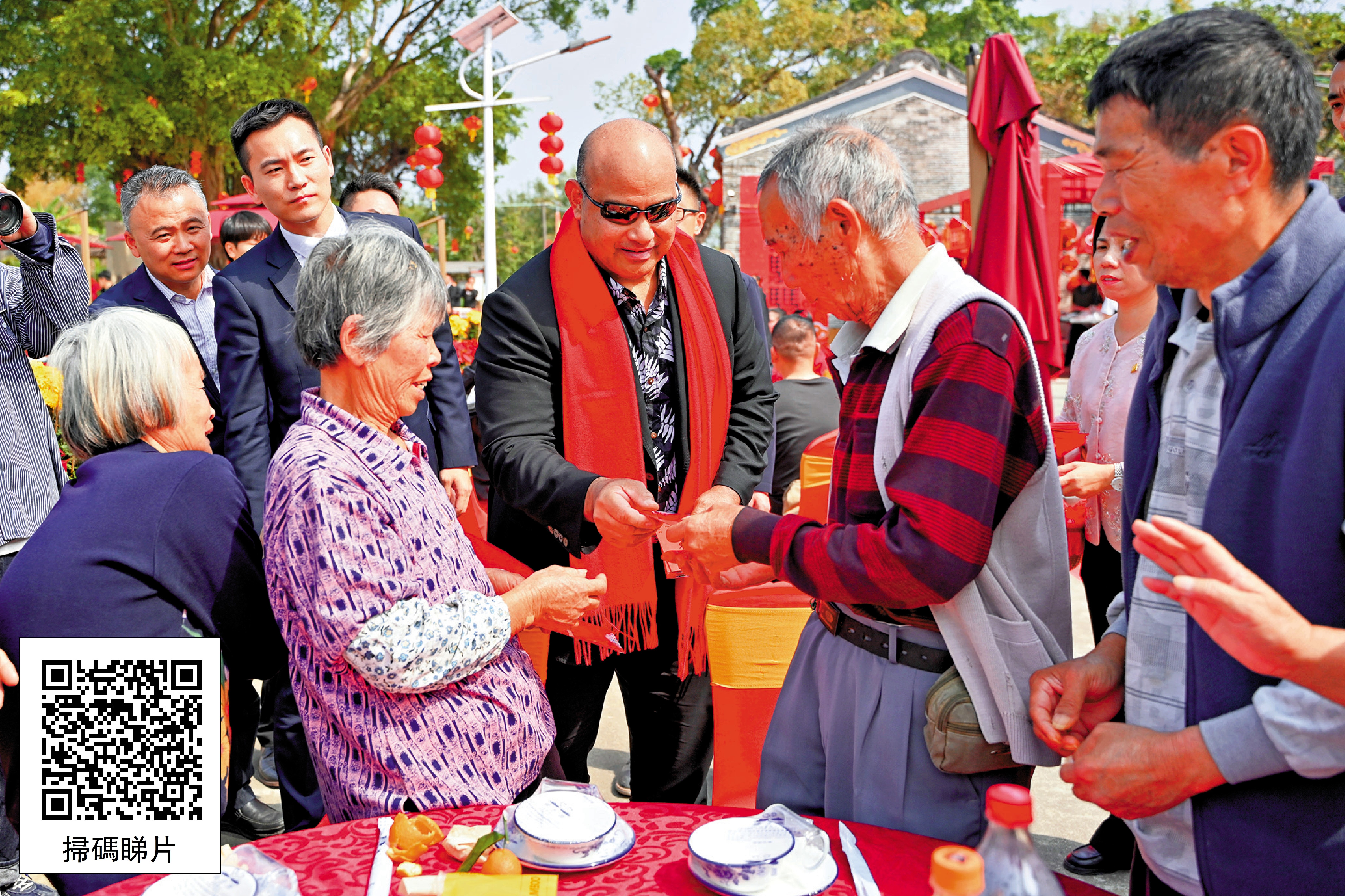 　　圖：2月11日，瑙魯總統戴維·阿迪昂（中）率代表團回到祖籍地廣東江門開平市赤坎鎮中股村歡度春節，給族親派發紅包。\中新社