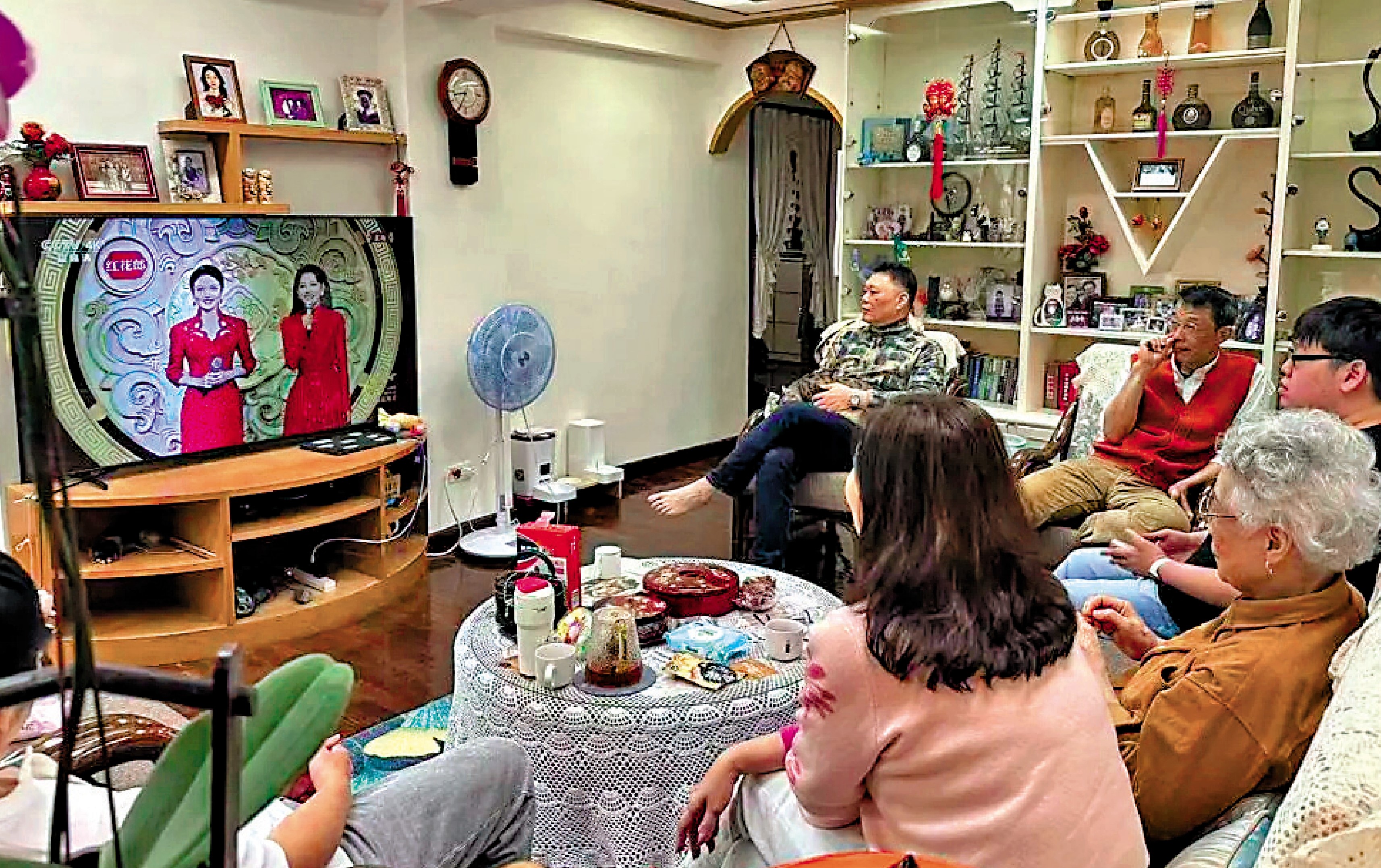 　　圖：台灣同胞在島內看央視馬年春晚。