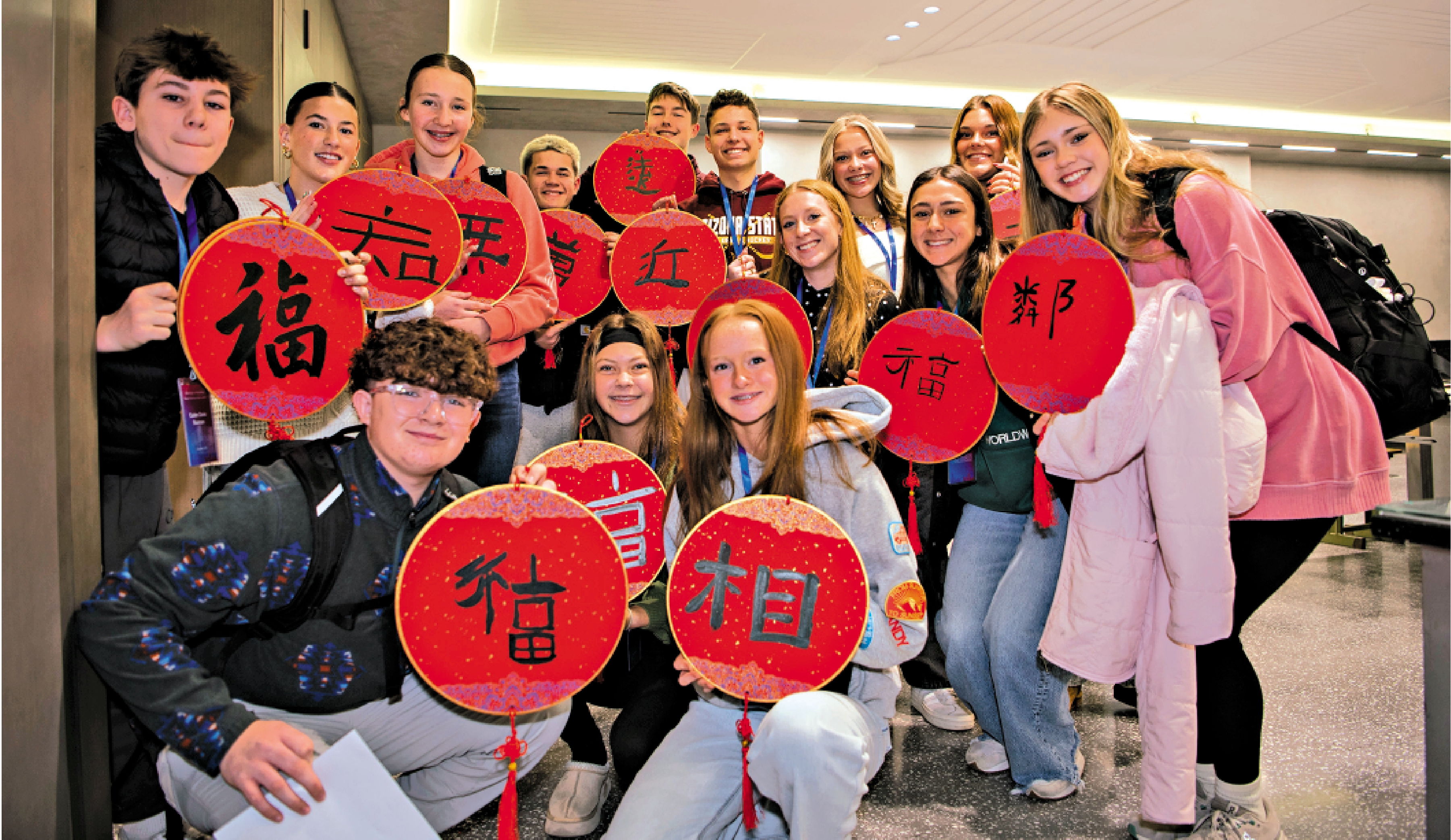 　　圖：2025年12月31日，美國艾奧瓦州青少年「友誼傳承」研學團成員展示書法作品。\新華社