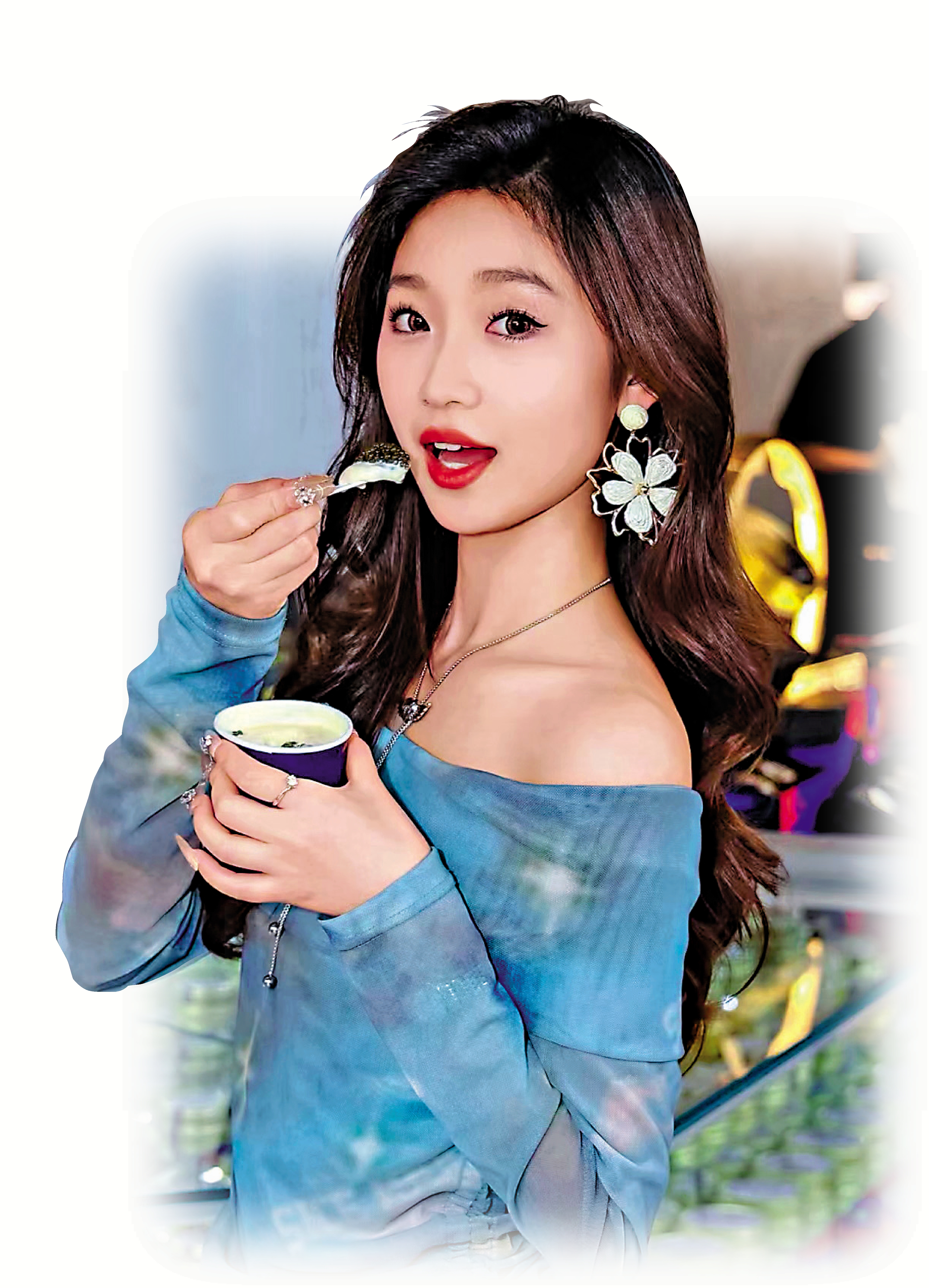 　　圖：顧客正在品嘗魚子醬冰淇淋。