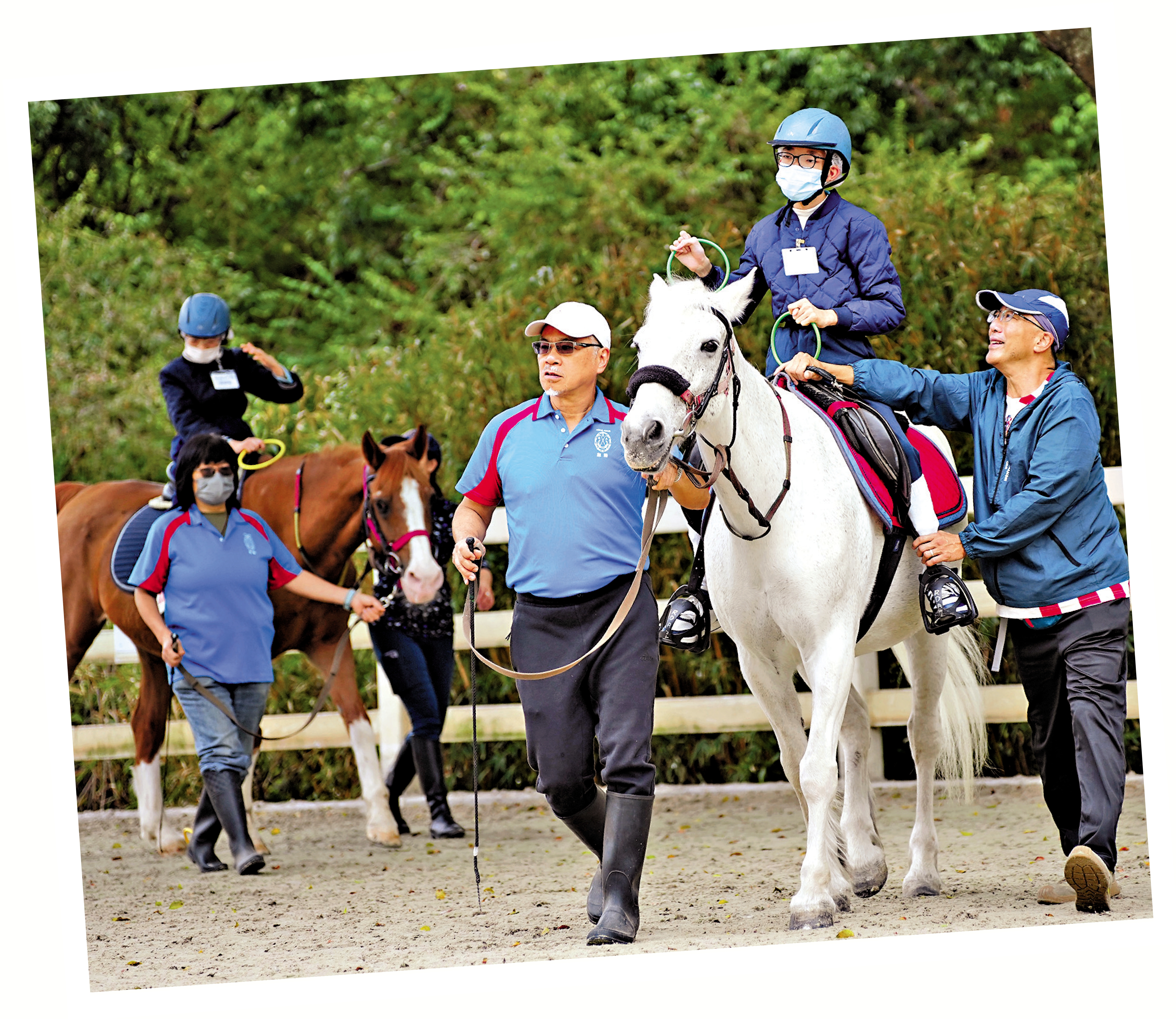 　　圖：每一堂馬術復康課程，香港傷健策騎協會都安排兩至三名義工陪同一名學生策騎，以保障學生安全。