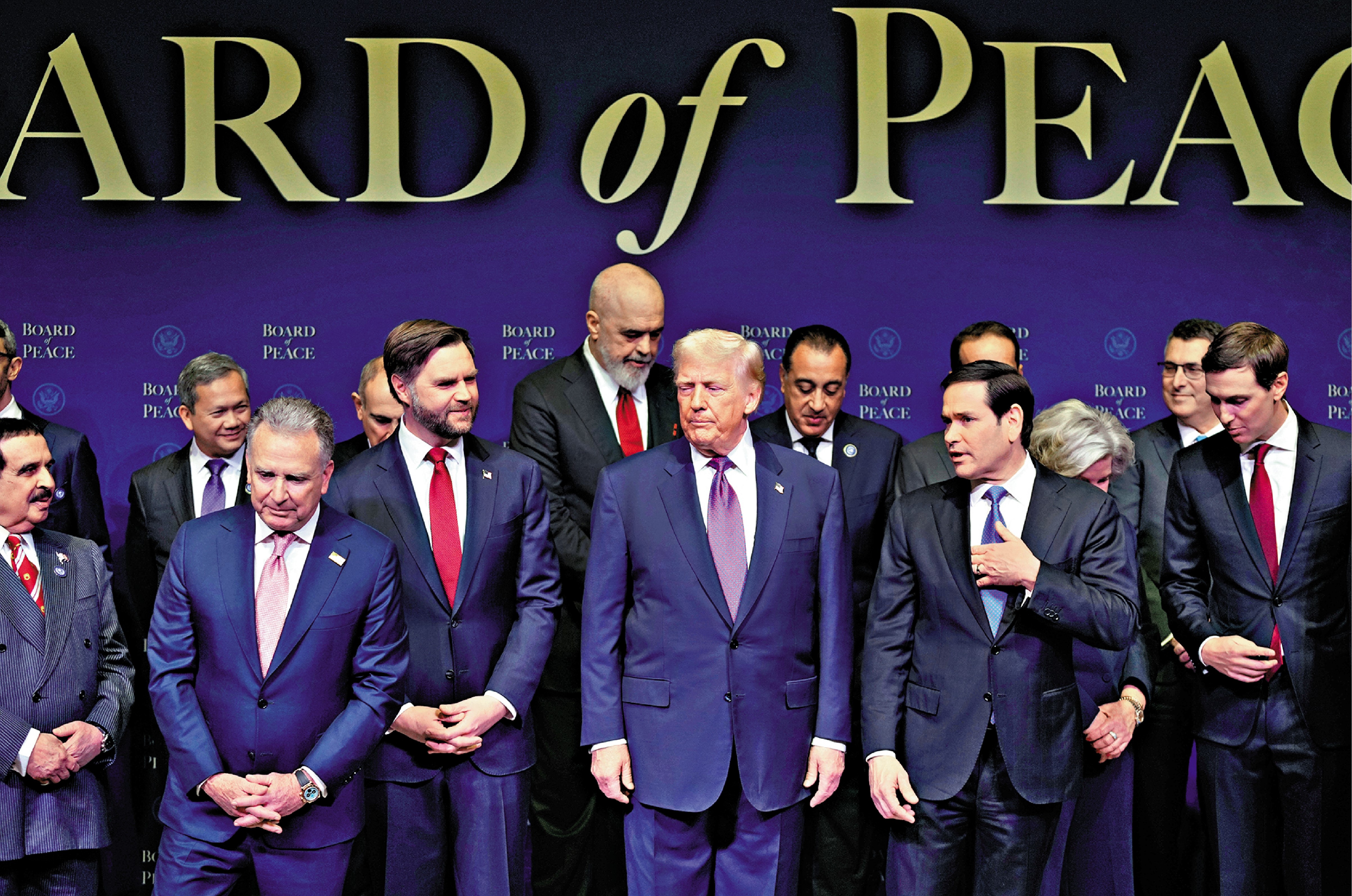 　　圖：特朗普（中）19日召開所謂「和平委員會」首次會議。\美聯社