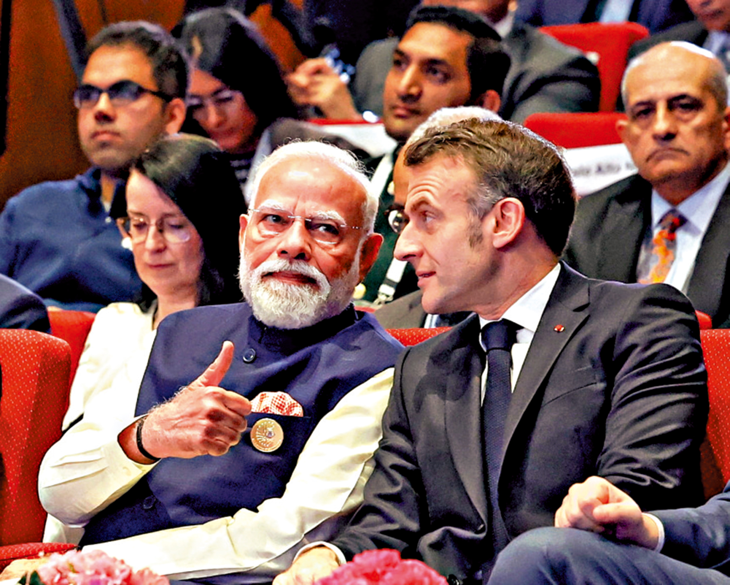 　　圖：印度總理莫迪（左）和法國總統馬克龍19日在印度AI影響力峰會上交談。\路透社