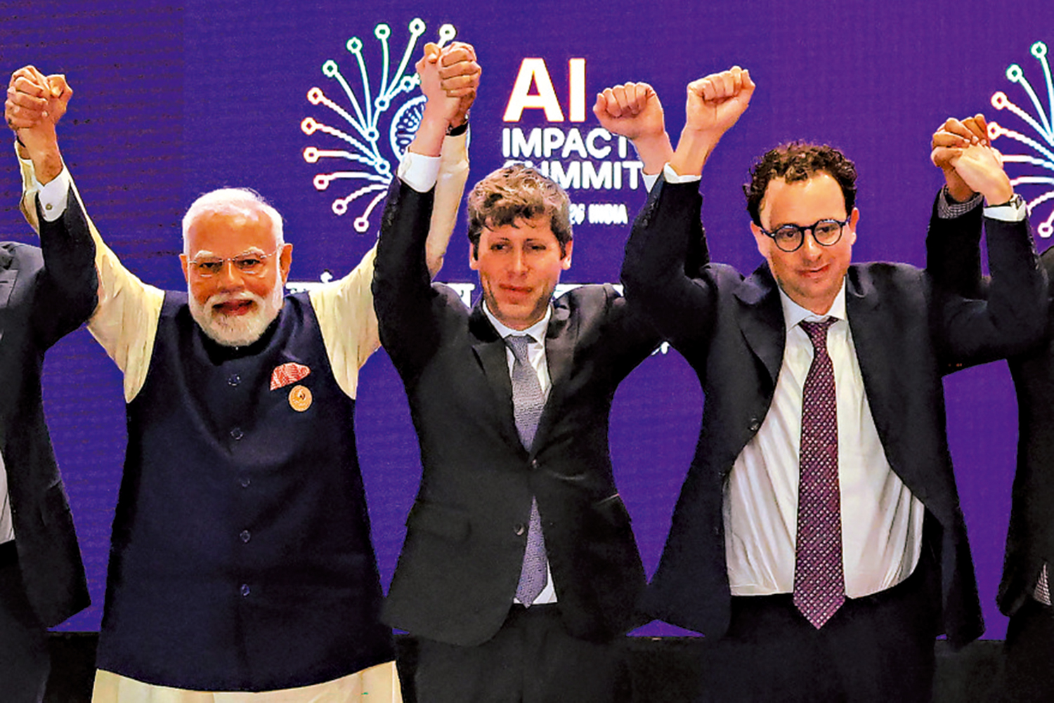 　　圖：OpenAI執行總裁阿爾特曼（中）和Anthropic執行總裁阿莫戴（右）在合影時拒絕牽手。\法新社