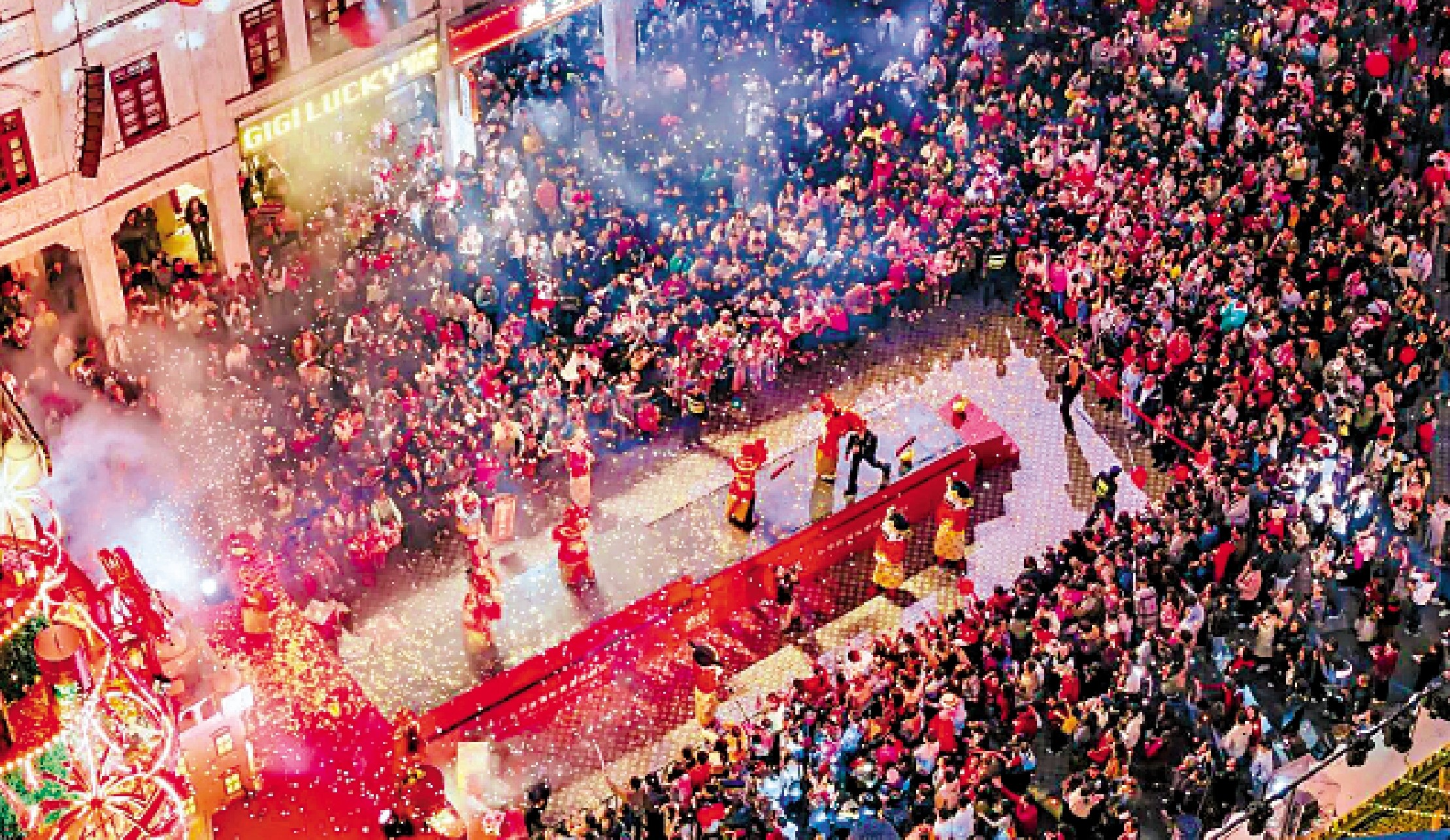 　　圖：廣東江門開平赤坎華僑古鎮處處人山人海。\受訪者供圖