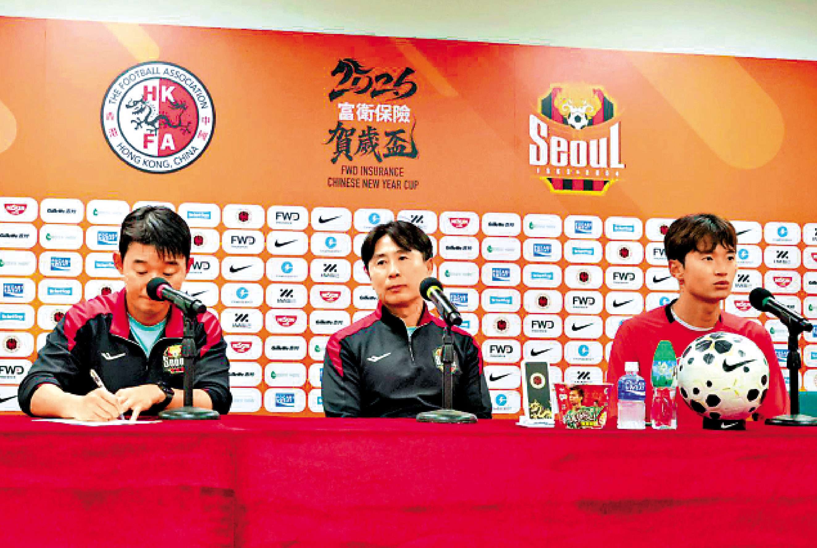 　　圖：FC首爾主教練金基東（右二）與金珍洙（右一）回答記者提問。\大公報記者朱家立攝